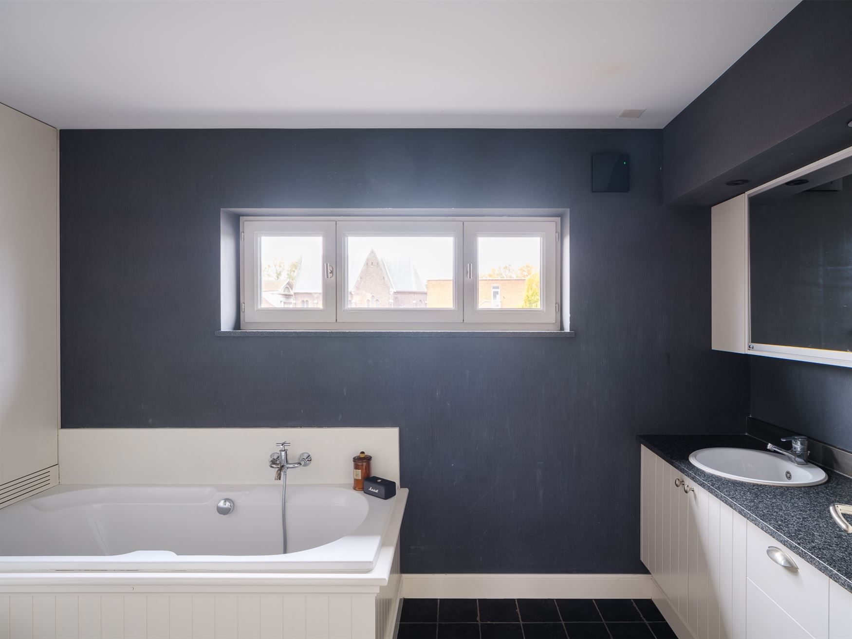 Loftgevoel achter een klassieke gevel; woning met verrassend interieur in centrum Zelzate. foto 13