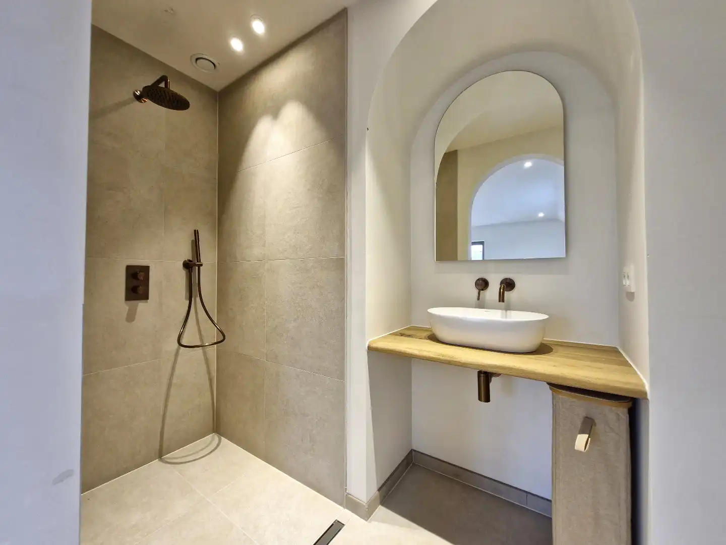 Exclusief gerenoveerde vrijstaande villa in rustige en residentiële omgeving foto 21