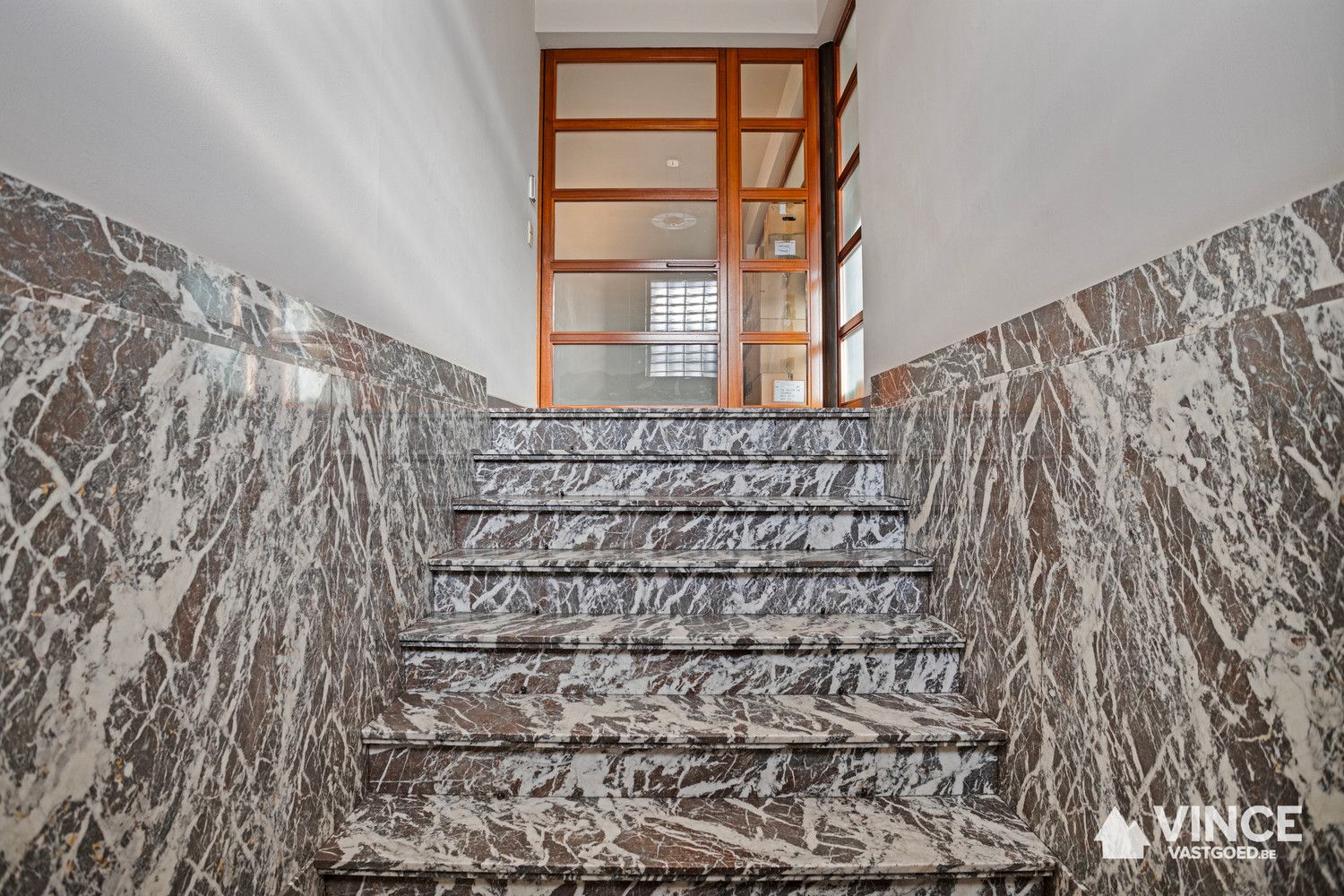 Prachtig huis met indrukwekkende elementen, ruime indeling en leuke tuin foto 37