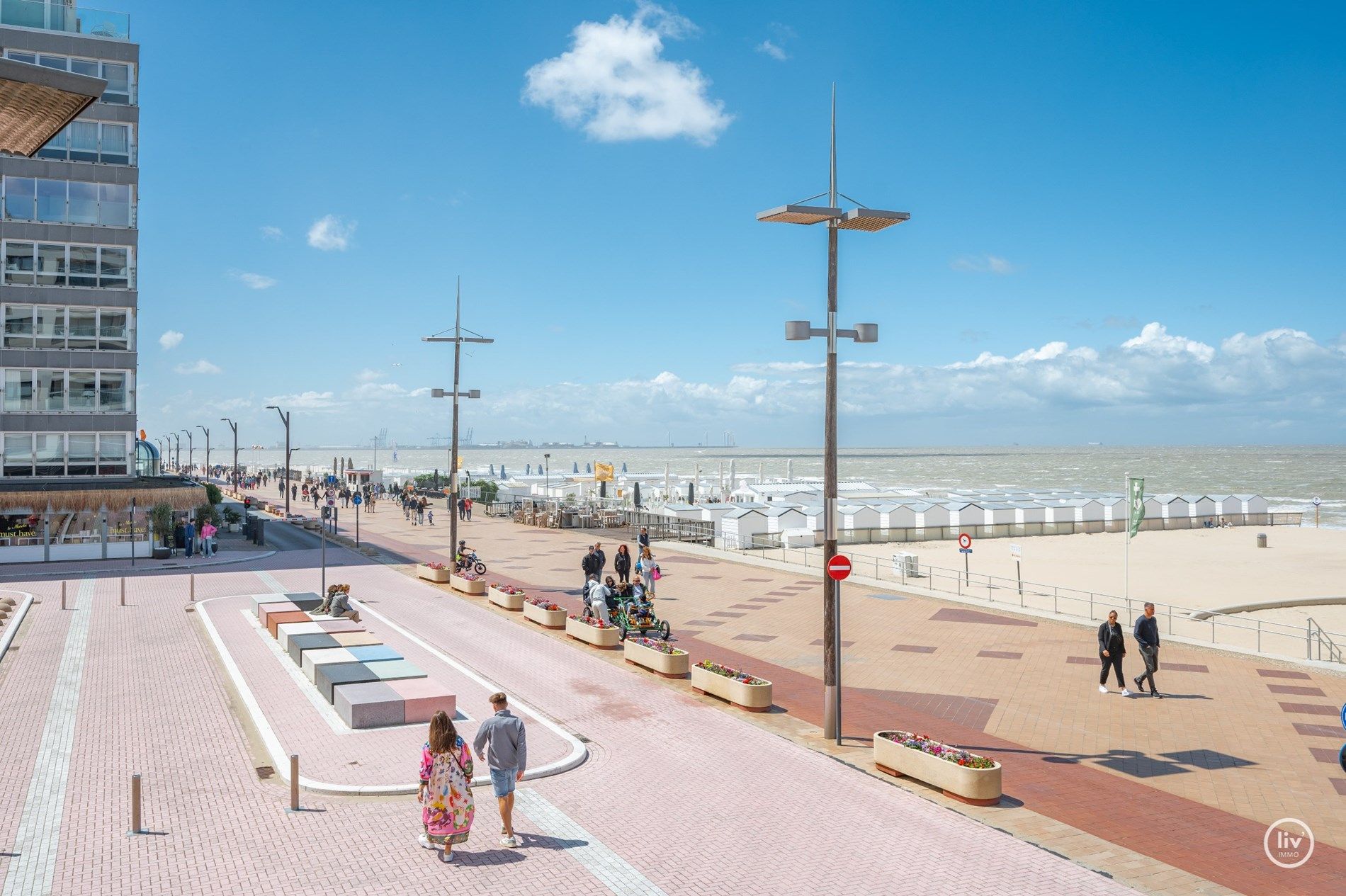 Magnifiek HOEKappartement met FRONTAAL zeezicht en westgericht terras gelegen aan het Lichttorenplein te Knokke. foto 14