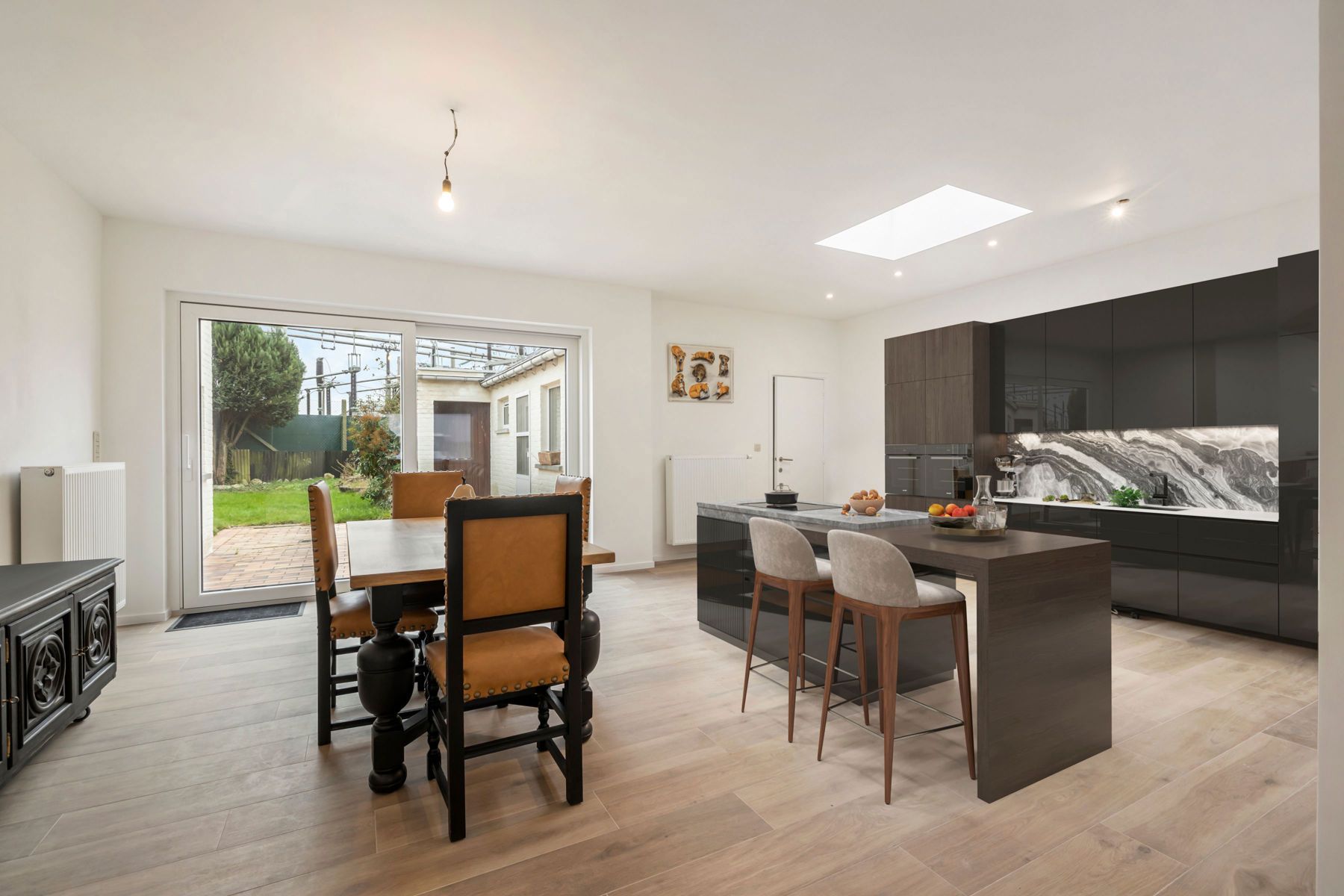 Charmante gerenoveerde woning met ruime garage & magazijn foto 4