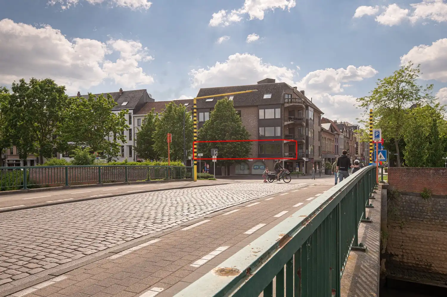 TE HUUR – Goed onderhouden appartement met 3 slaapkamers, terras en prachtig uitzicht. foto 3