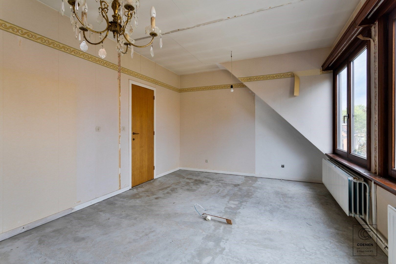 Te renoveren bel-étage woning (147 m² bew. opp.) met 2 slaapkamers en tuin, centraal gelegen in Borsbeek! foto 13