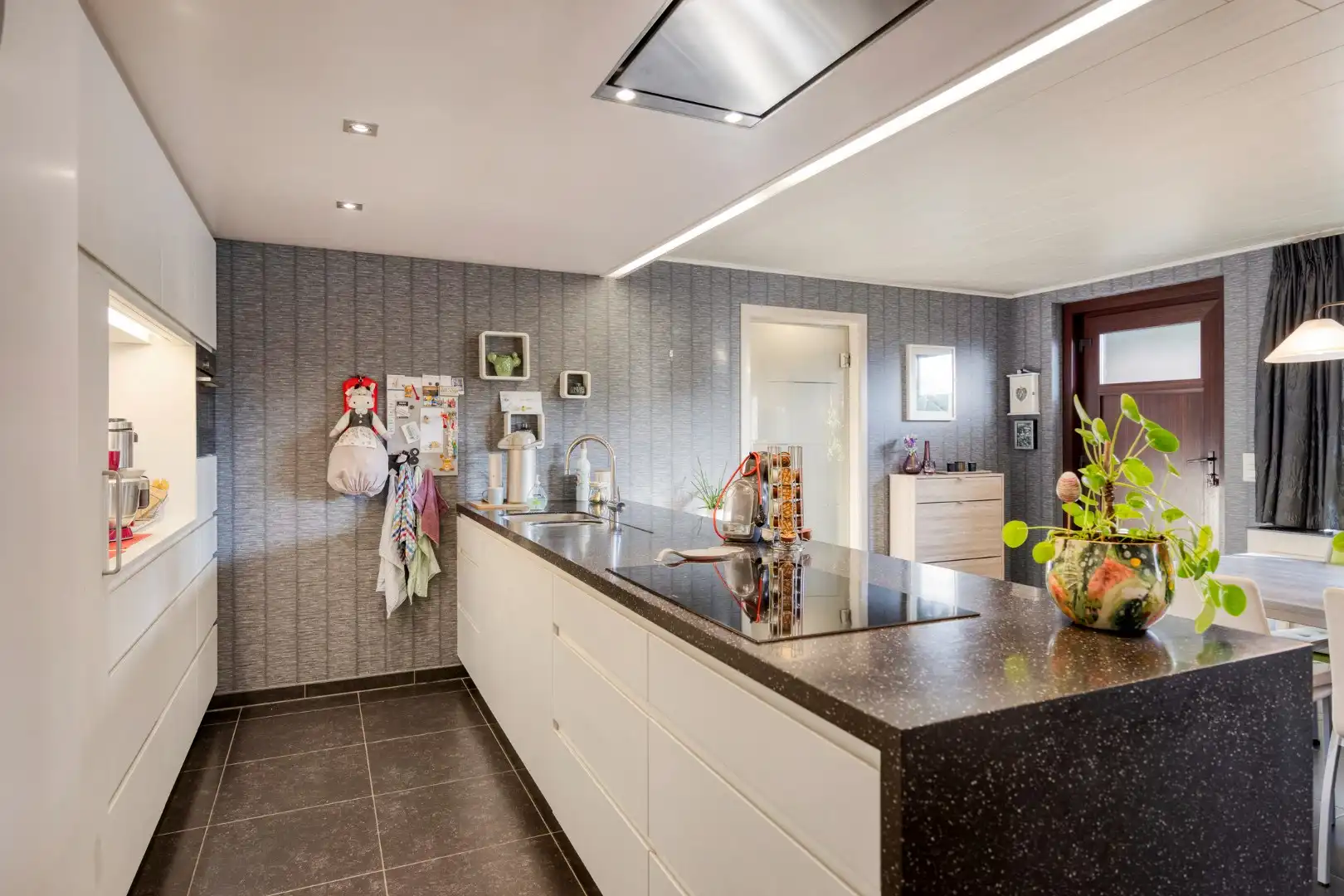 Ruim ingedeelde woning met o.a. 4 slpks op een rustig gelegen perceel van 1.069 m². foto 7