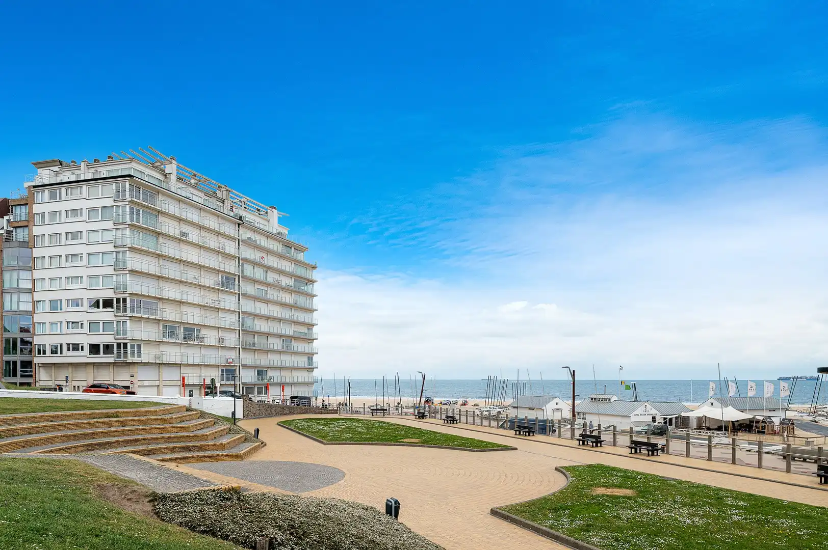 Appartement met frontaal zicht op zee, gelegen aan het Albertstrand. foto {{pictureIndex}}