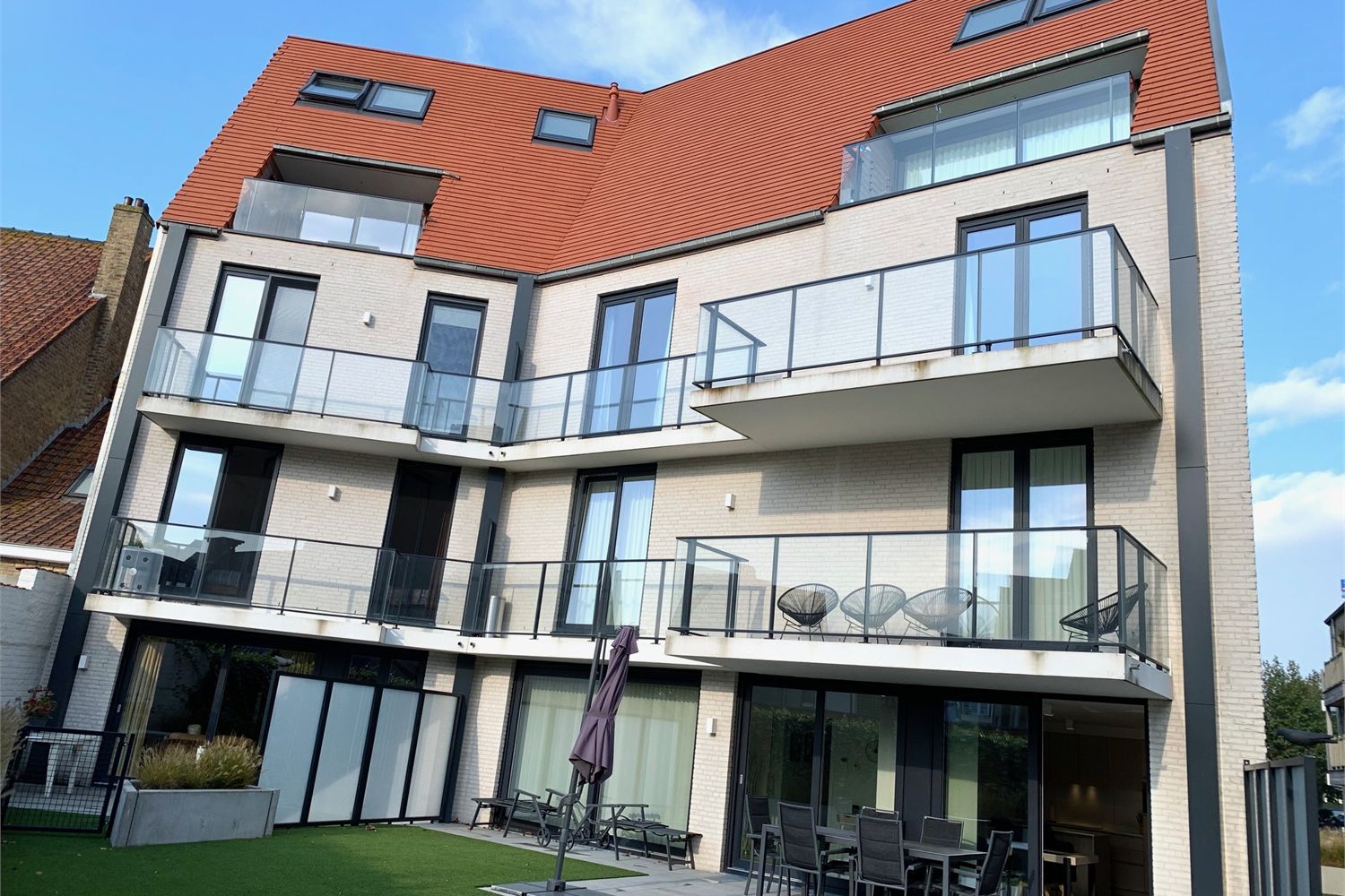 Recent en zonnig gelijkvloers appartement met terras en grote tuin (kunstgras) foto 19