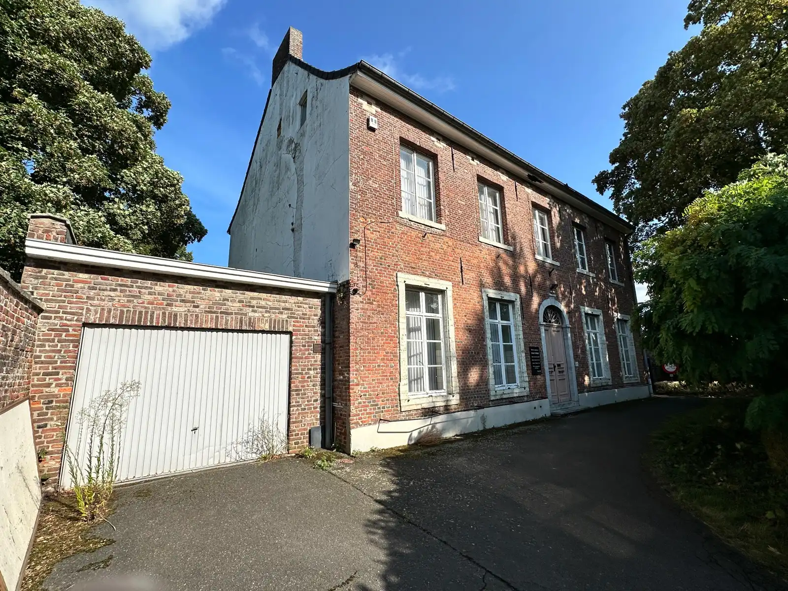 In de schaduw van de kerktoren bevindt zich deze mooie historische idyllische unieke pastorie.   foto 5