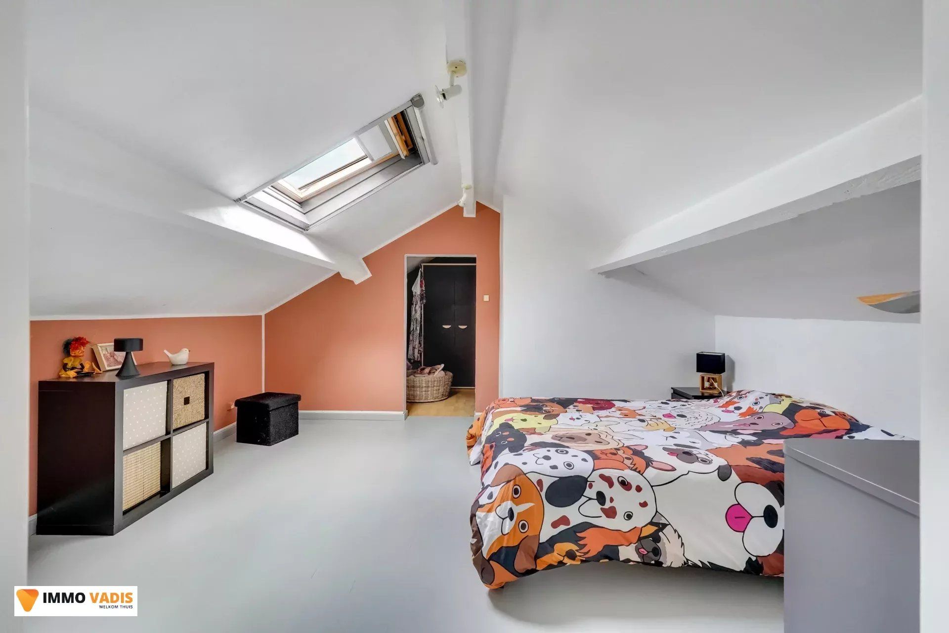 Instapklare halfopen woning met tuin en twee garages foto 9