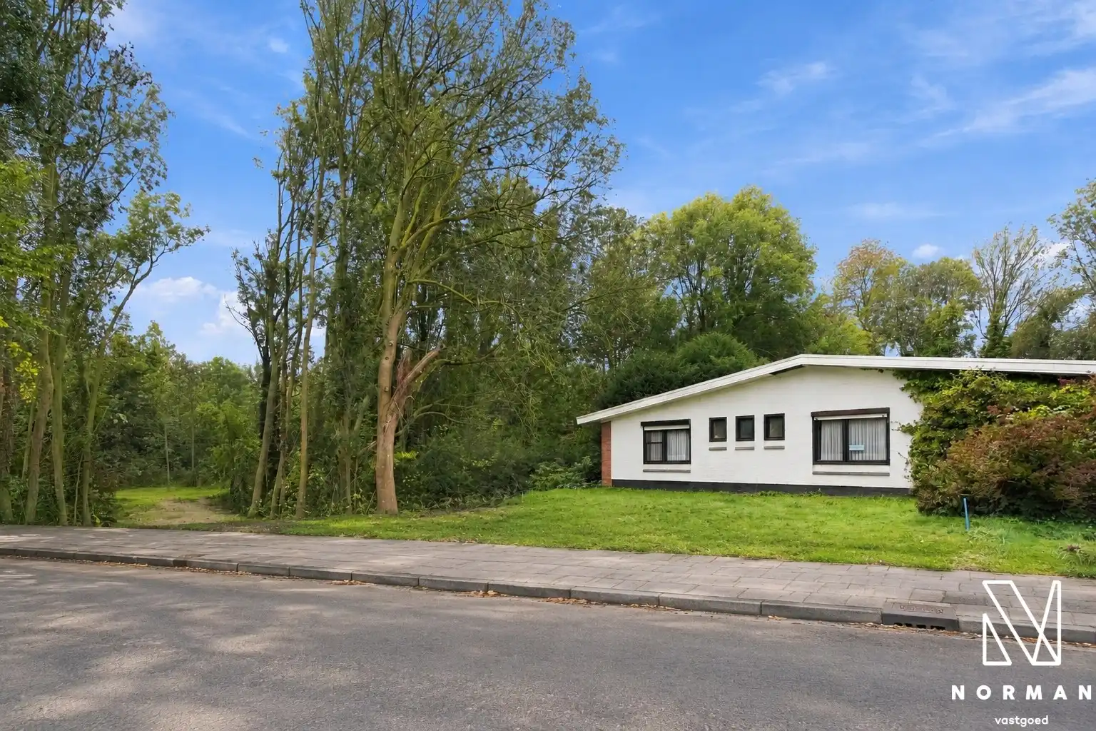 Gelijkvloerse woning op groene topligging aan het Heulebeekdomein in Kuurne met 4 slaapkamers, garage en ruime tuin te koop op perceel van +/- 1500 m²! foto 2