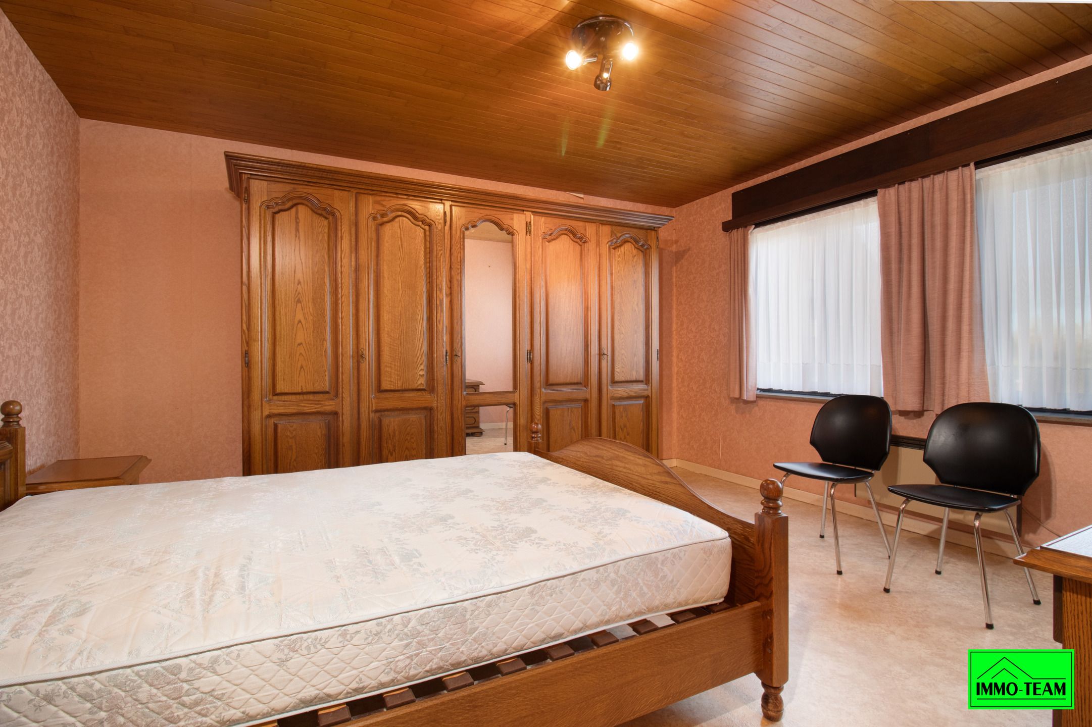 Op te frissen gezinswoning met ruime tuin en garage foto 8