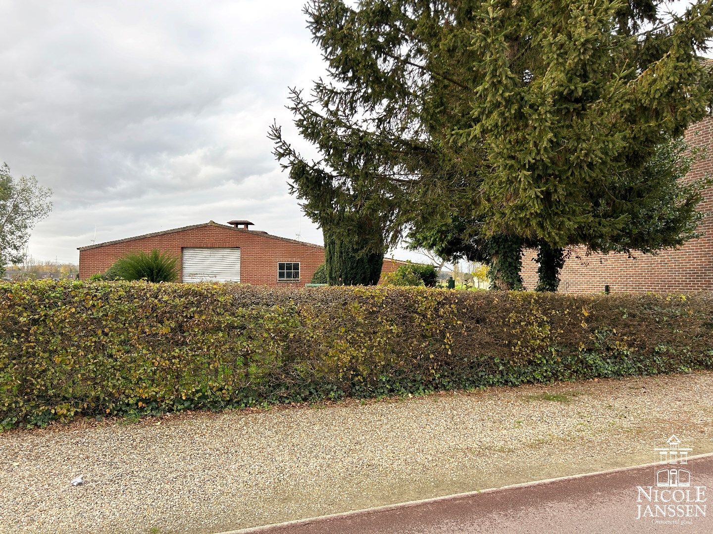 Te renoveren ruime hoevewoning met stallingen en grond foto 16