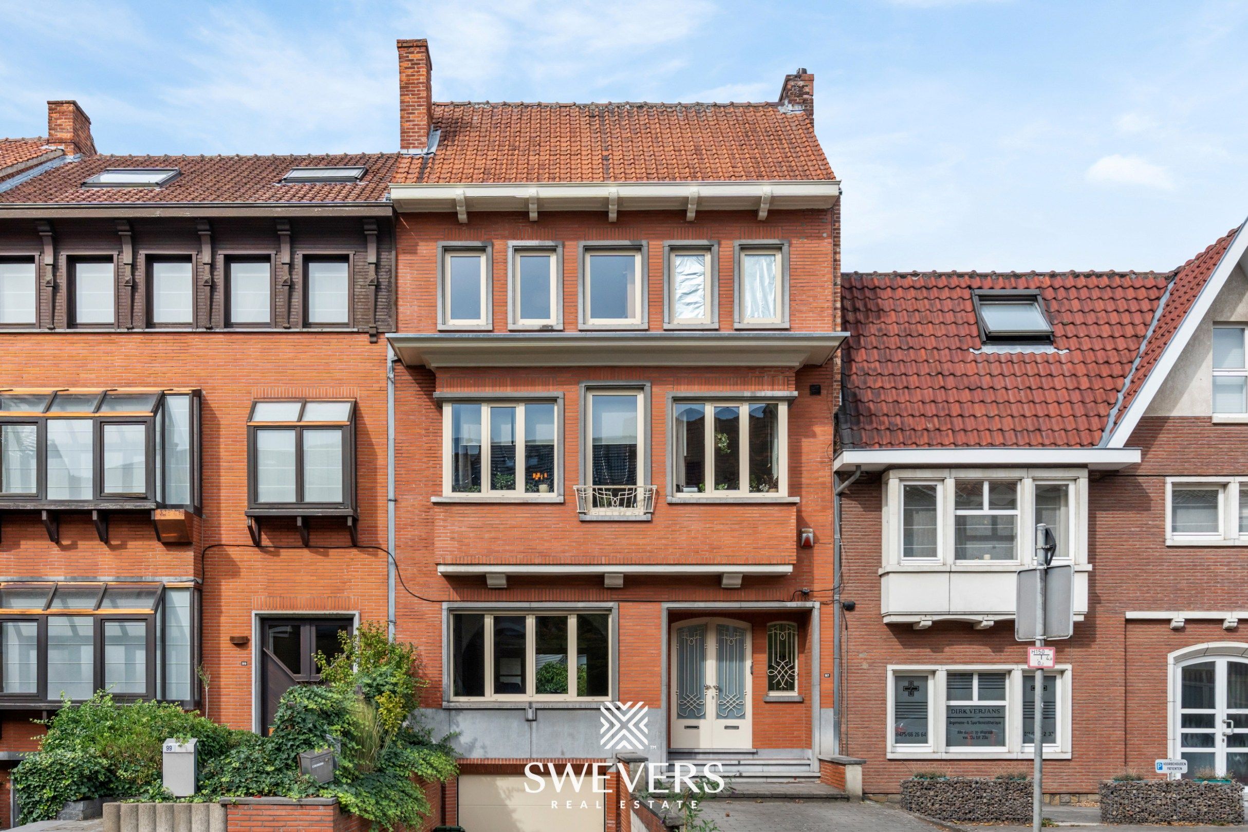 Stijlvol herenhuis met kantoorruimte en 3 slaapkamers in hartje Hasselt foto {{pictureIndex}}