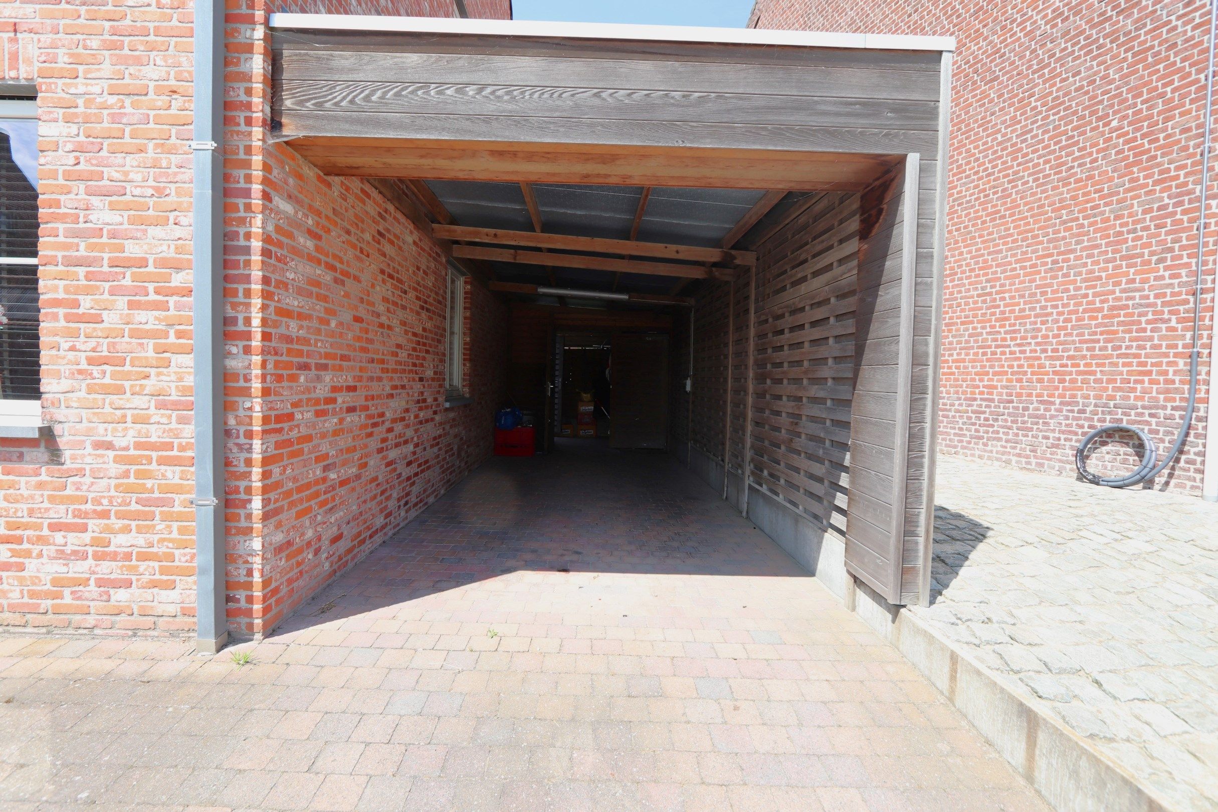 HALFOPEN BEBOUWING MET TUIN, TERRAS EN CARPORT foto 20