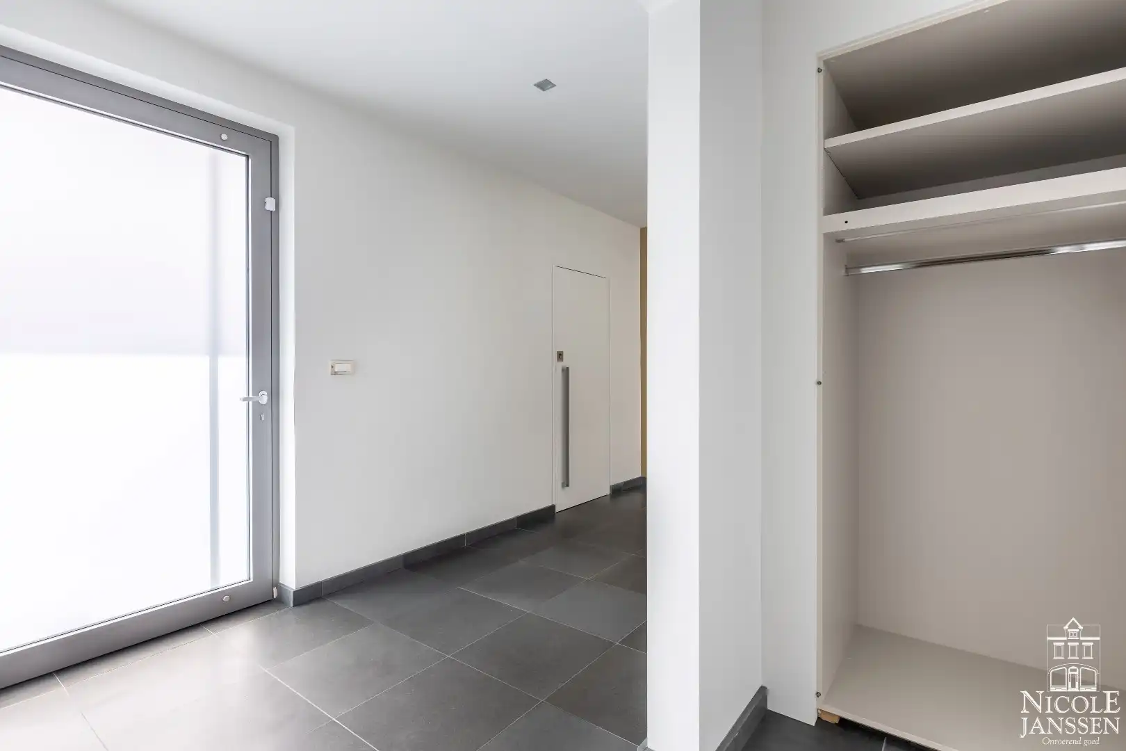 Zeer moderne en luchtige woning met twee slaapkamers gelegen op een rustige locatie foto 3