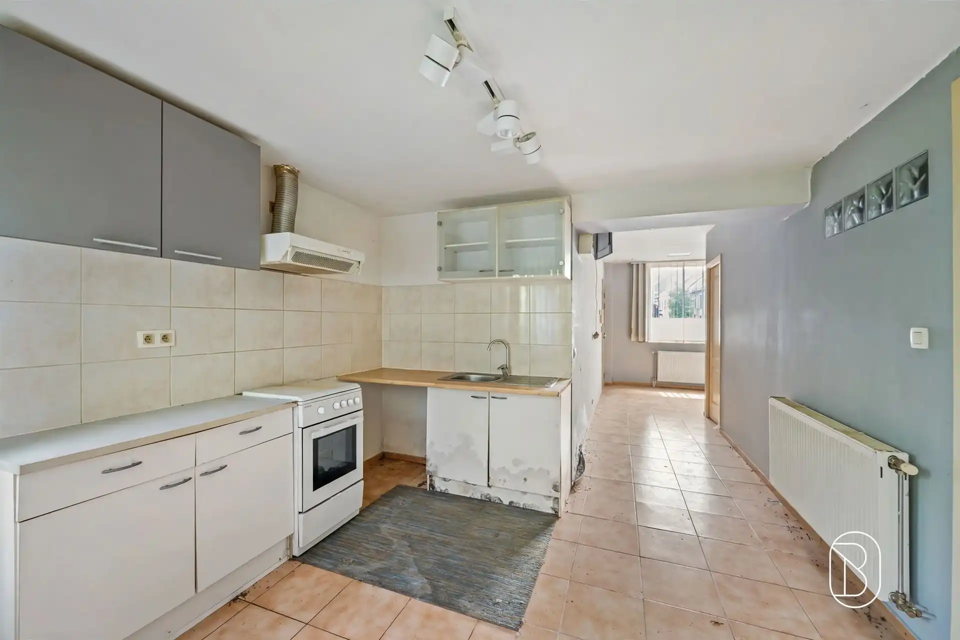 Te renoveren woning met 5 kamers, en parkeergelegenheid  foto 10