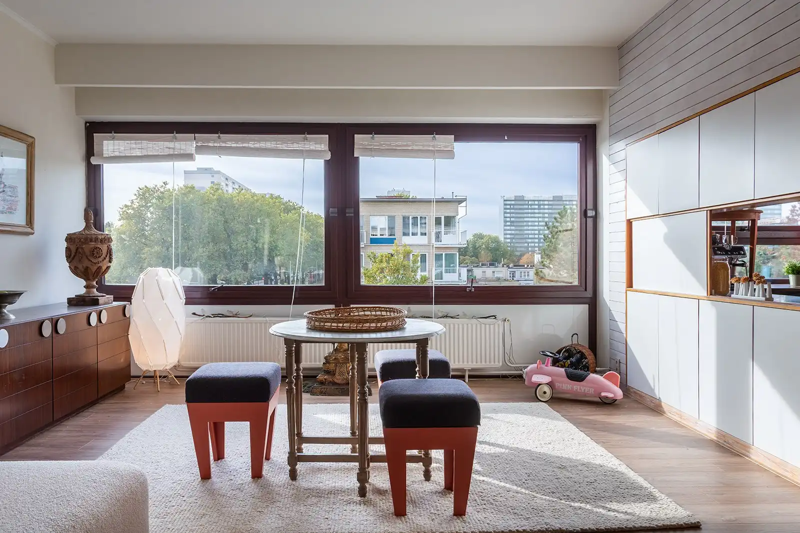 Uniek hoekappartement met 2 slaapkamers en authentieke jaren-60-elementen foto 3