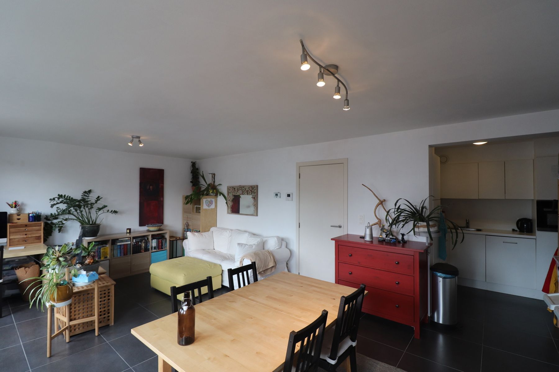 Een volledig gerenoveerd appartement op de tweede verdieping met terras, berging en autostaanplaats. foto 8
