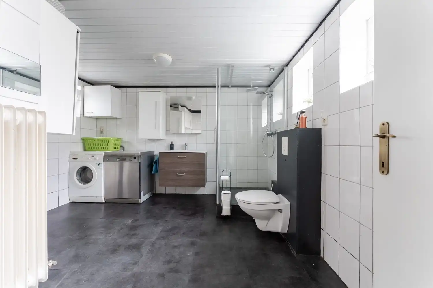 Ruime gezinswoning met grote tuin, veranda en garage foto 13