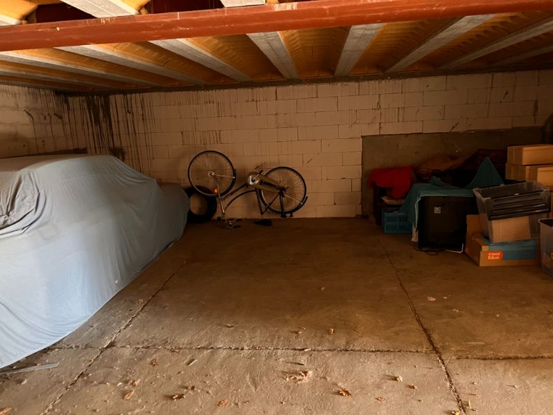--- NIEUW --- Garage / overdekte autostaanplaats te huur te Lemberge. foto {{pictureIndex}}
