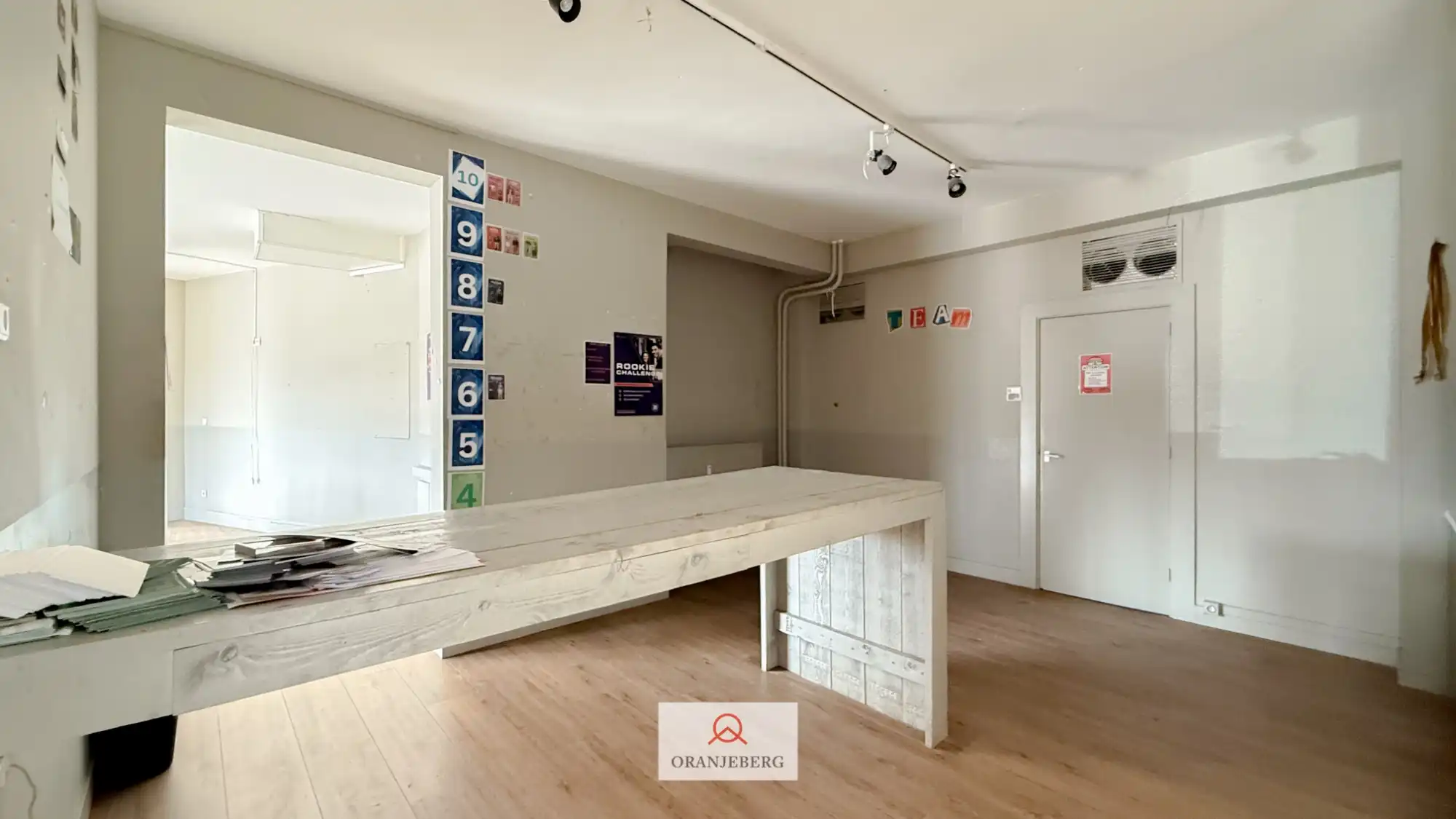 Hoek handelspand op commerciële ligging met veel visibiliteit foto 26