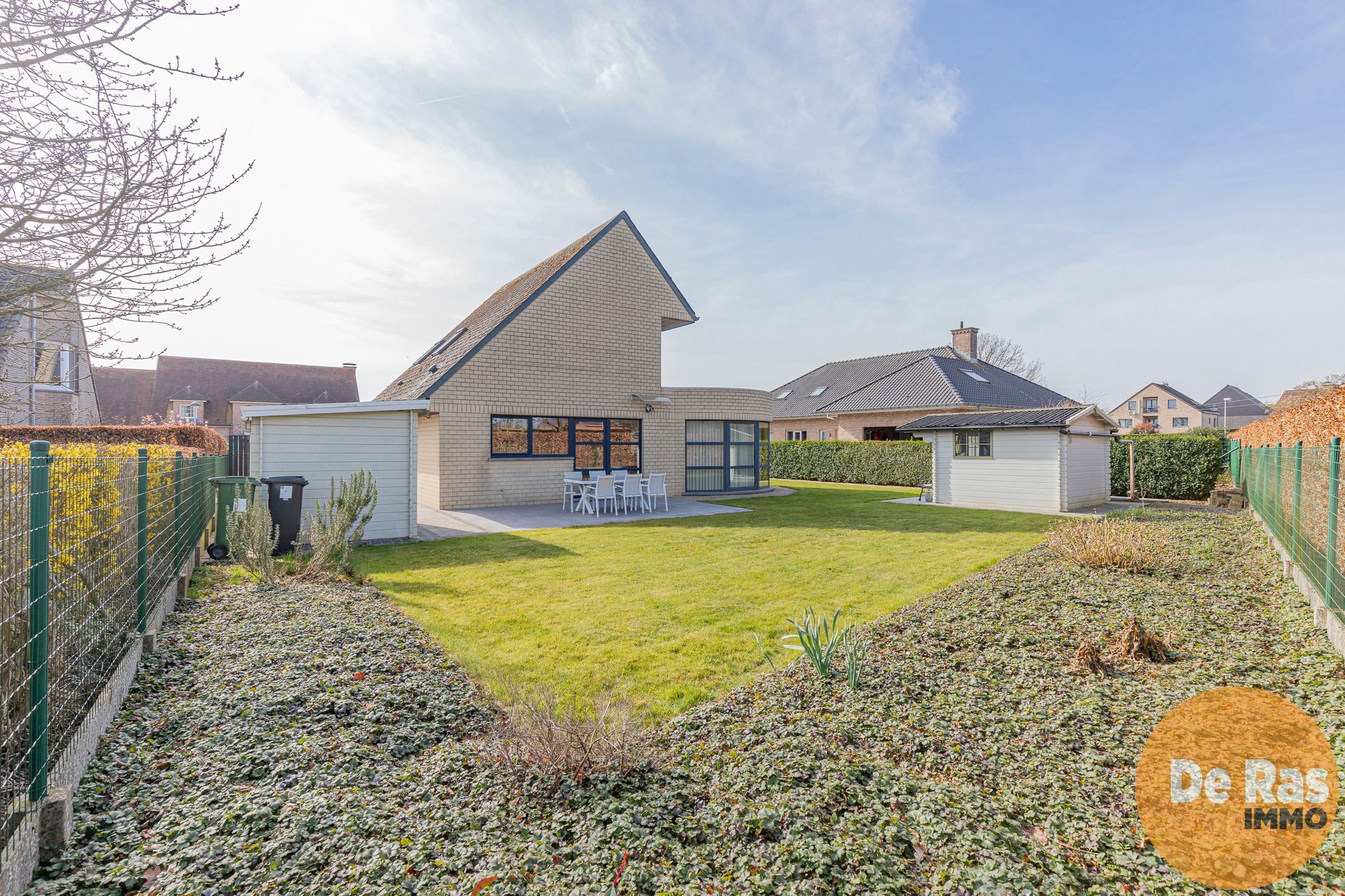 HILLEGEM - Villa in een rustige straat nabij invalswegen foto 24