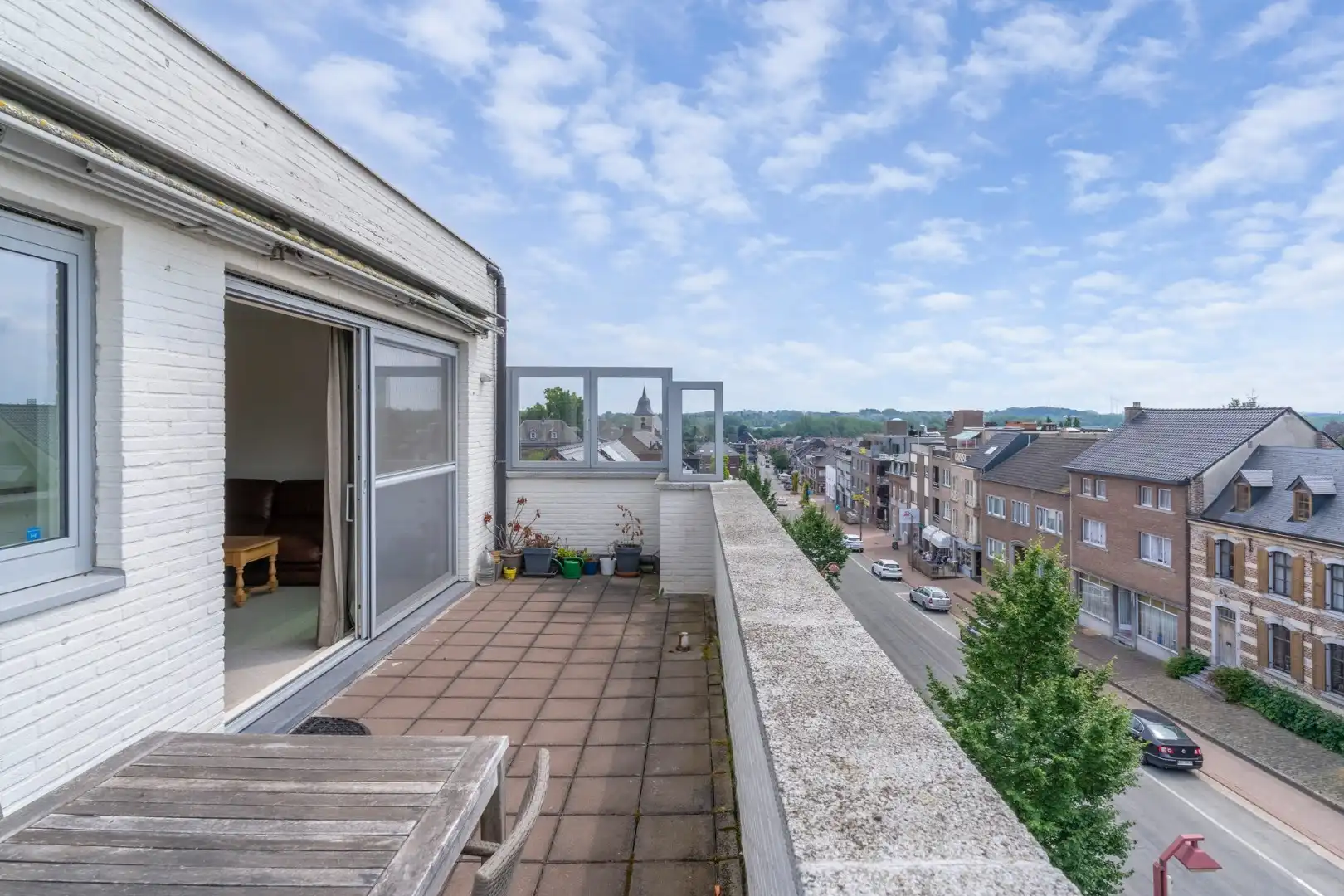 Ruim appartement op de 3° verdieping in hartje Hoeselt, met 3 slaapkamers, garage en prachtig terras met panoramisch uitzicht.  foto {{pictureIndex}}