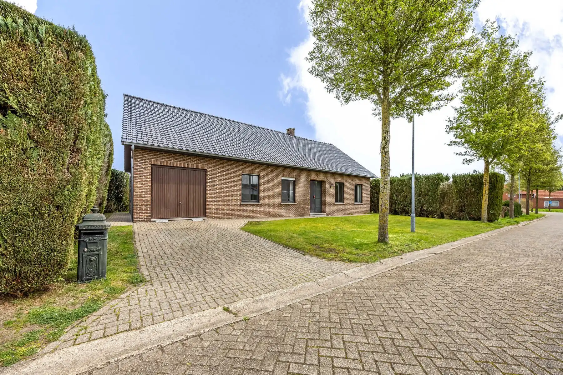 Vrijstaande woning met veel potentieel foto {{pictureIndex}}
