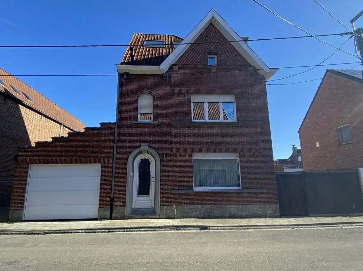 INSTAPKLARE GEZINSWONING MET 3 SLPKS EN GARAGE foto {{pictureIndex}}