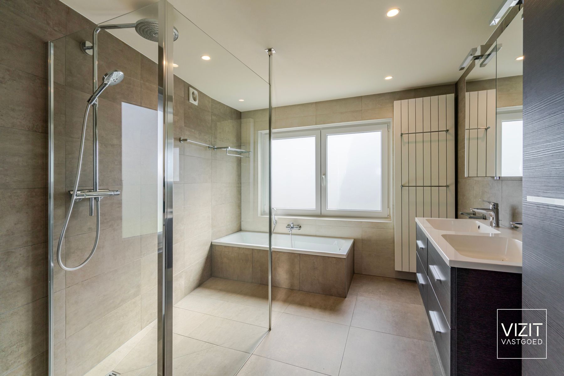 Zeer ruime halfopen woning aangename tuin foto 10