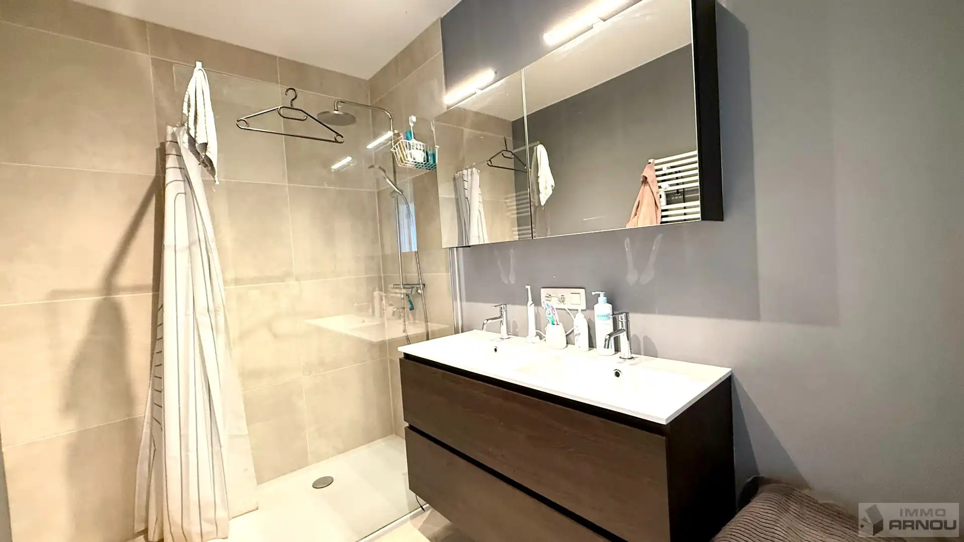 Instapklaar recent appartement met 2 slaapkamers foto 11