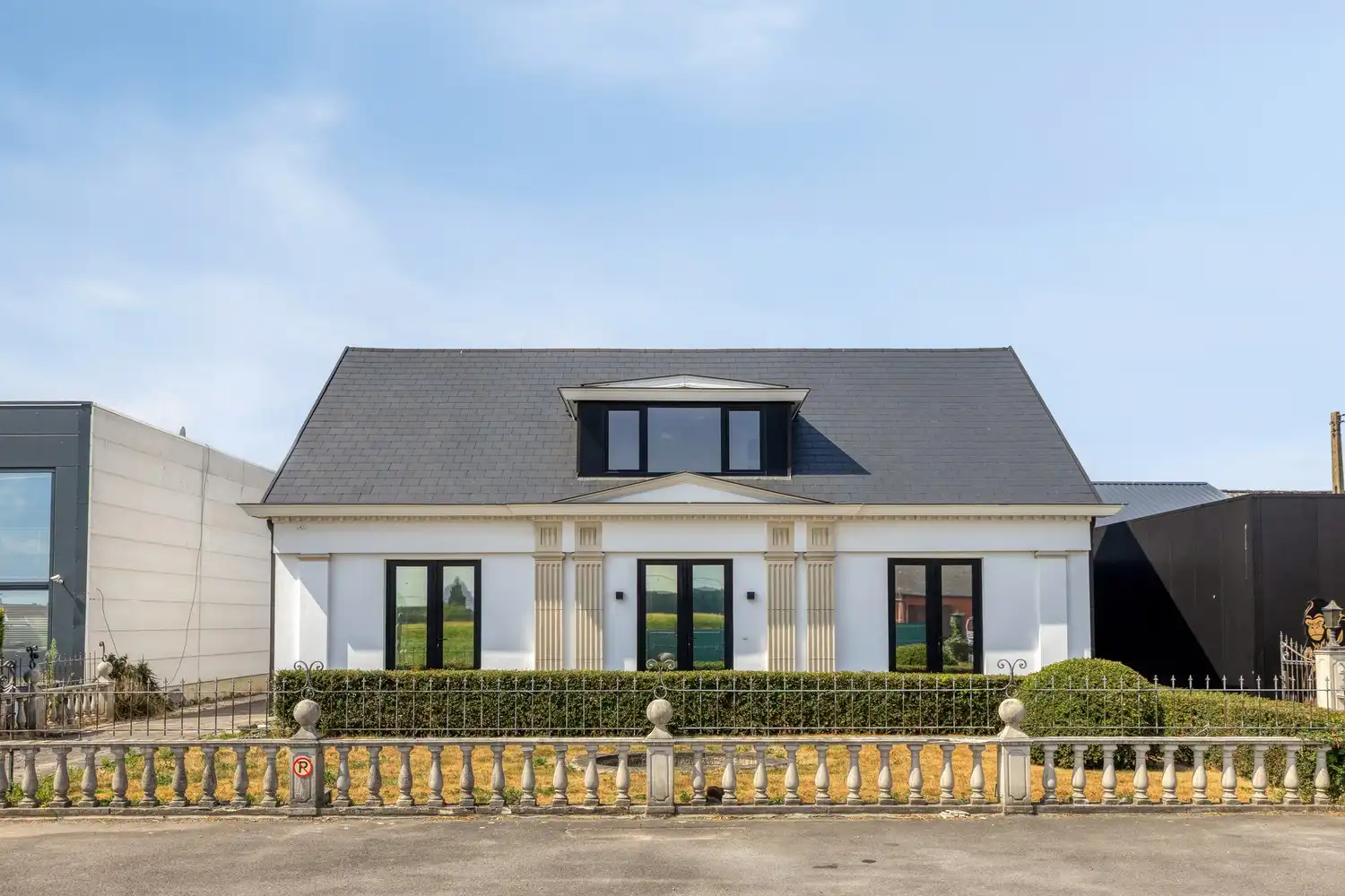 Bedrijfspand met woning en loods. foto 3