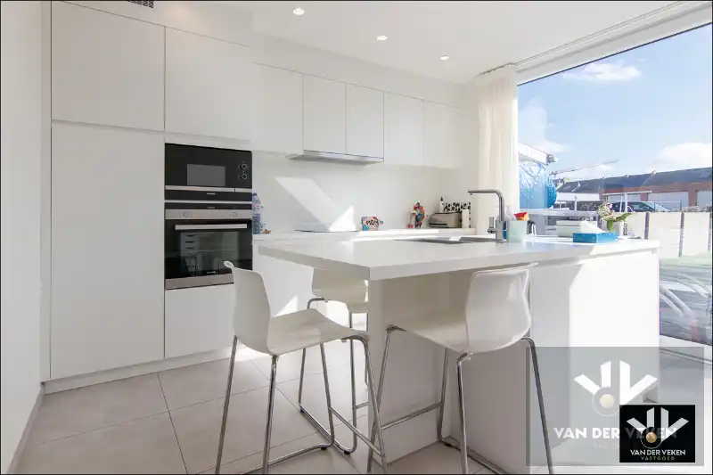 Volledig gerenoveerde en instapklare woning met gezellige stadstuin foto 6