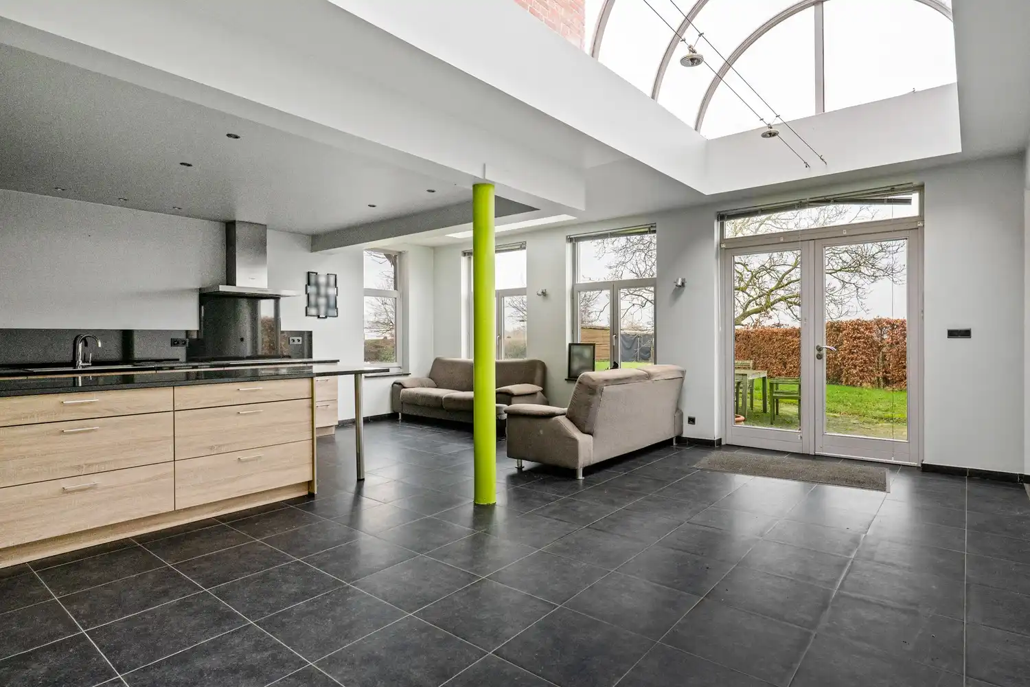 Zonevreemde woning met magazijn te Putte foto 12