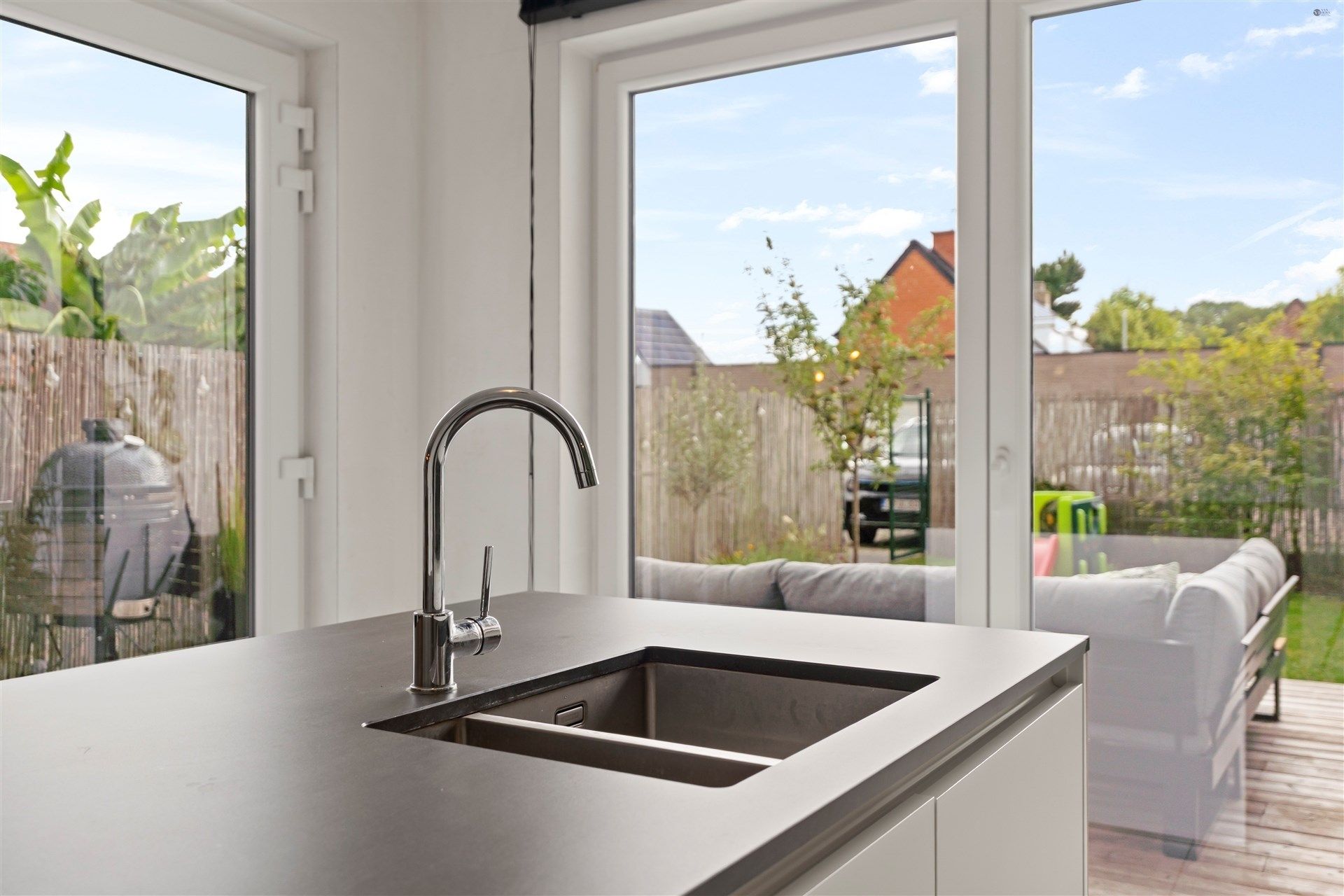 Recente woning, 5 slaapkamers, met garage en staanplaats. foto 6