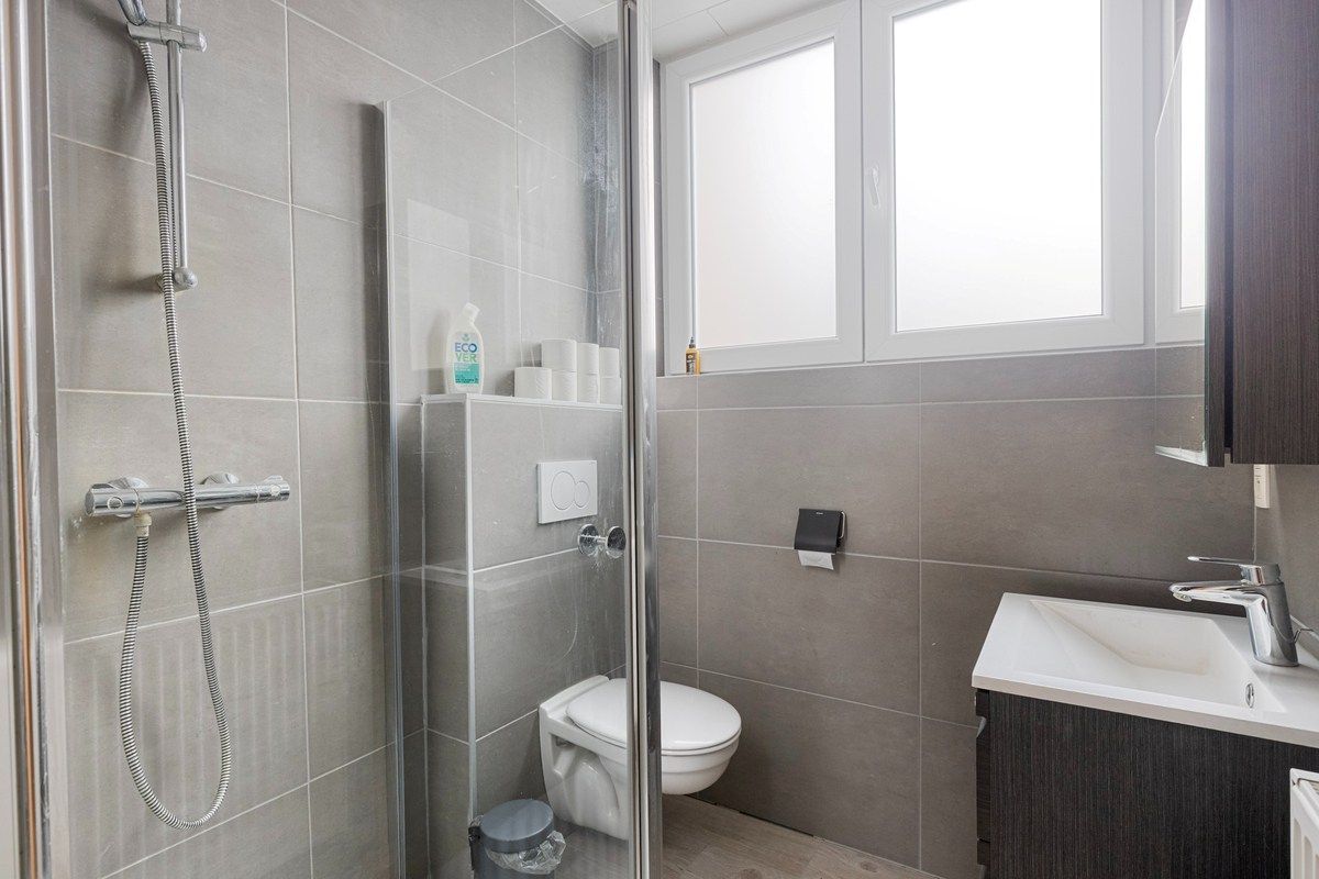 Charmante op te frissen woning met 4 slaapkamers en stadstuintje! foto 9