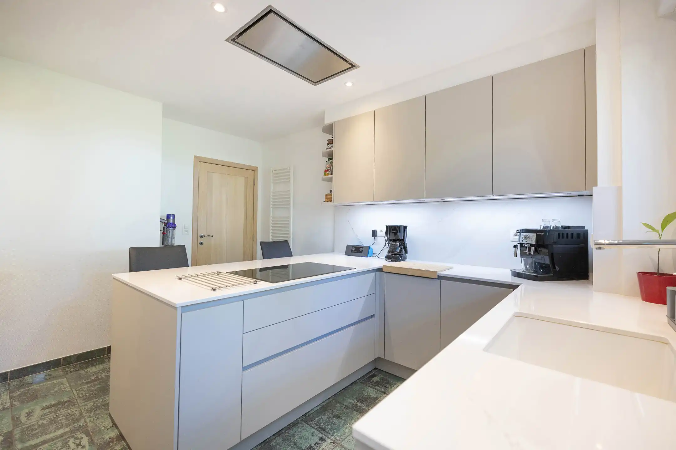 Mooie volumes en grote tuin, een zeldzaamheid in de stad foto 5