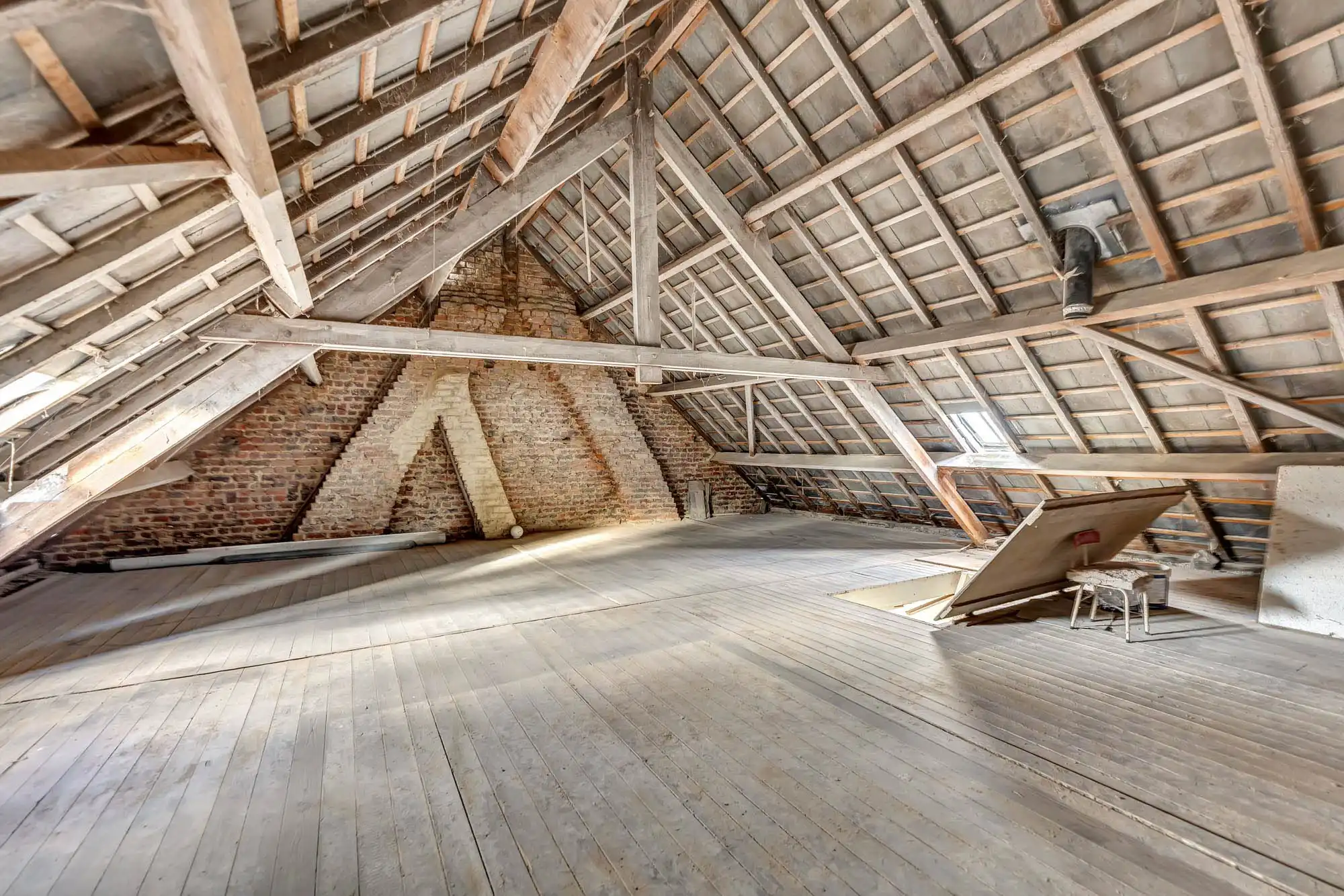 Te renoveren woning met garage en tuin foto 16