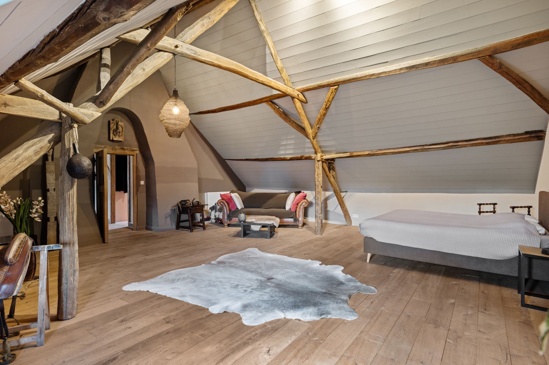 Gerenoveerde hoevewoning met praktijk en paardenstallen.  foto 27
