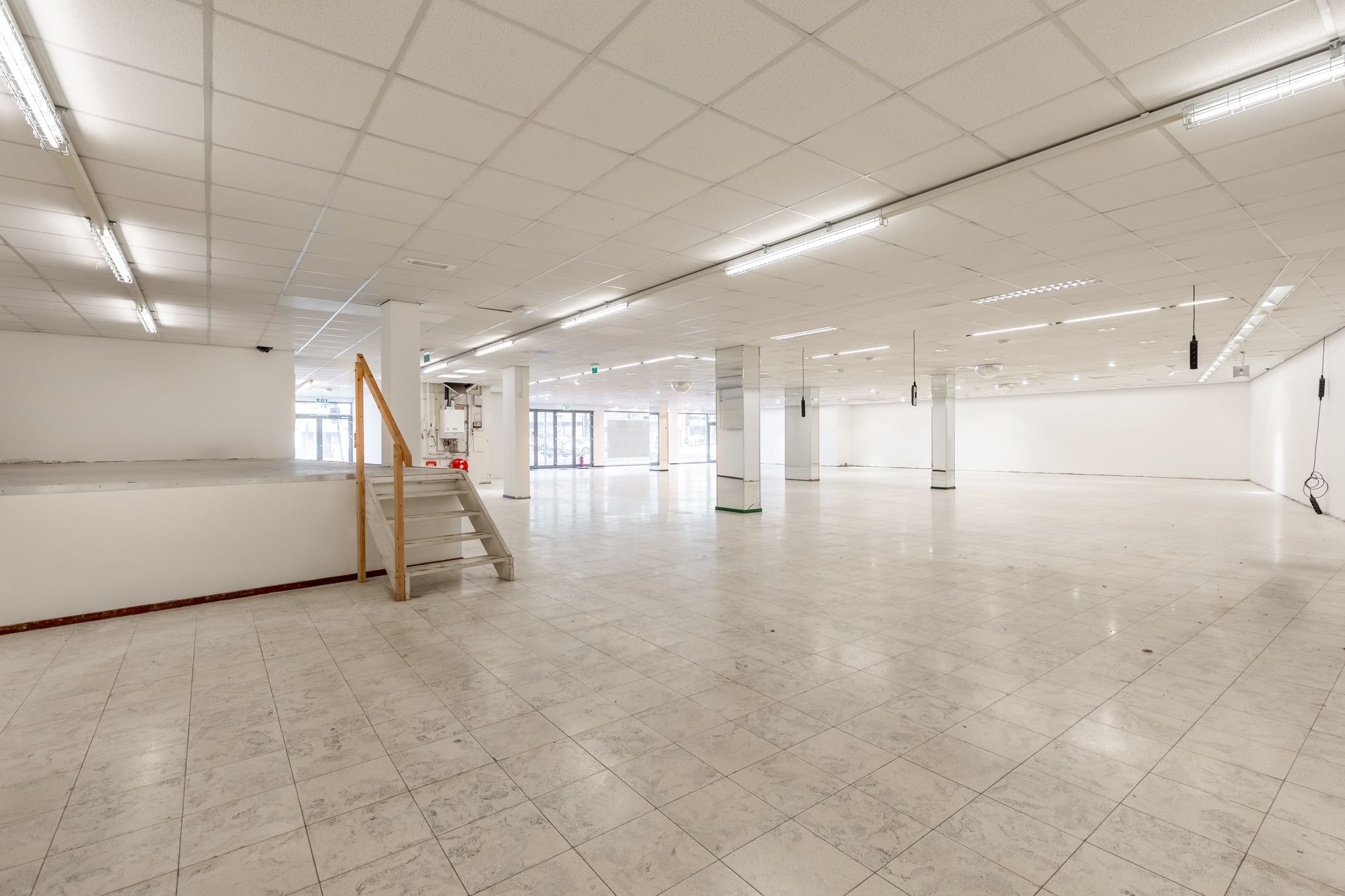 IDEALIS VASTGOED – Extra ruim handelspand (+-500m²!!!) met tal van mogelijkheden op een extra centrale, commerciële zichtlocatie te midden van het centrum in Genk foto 18