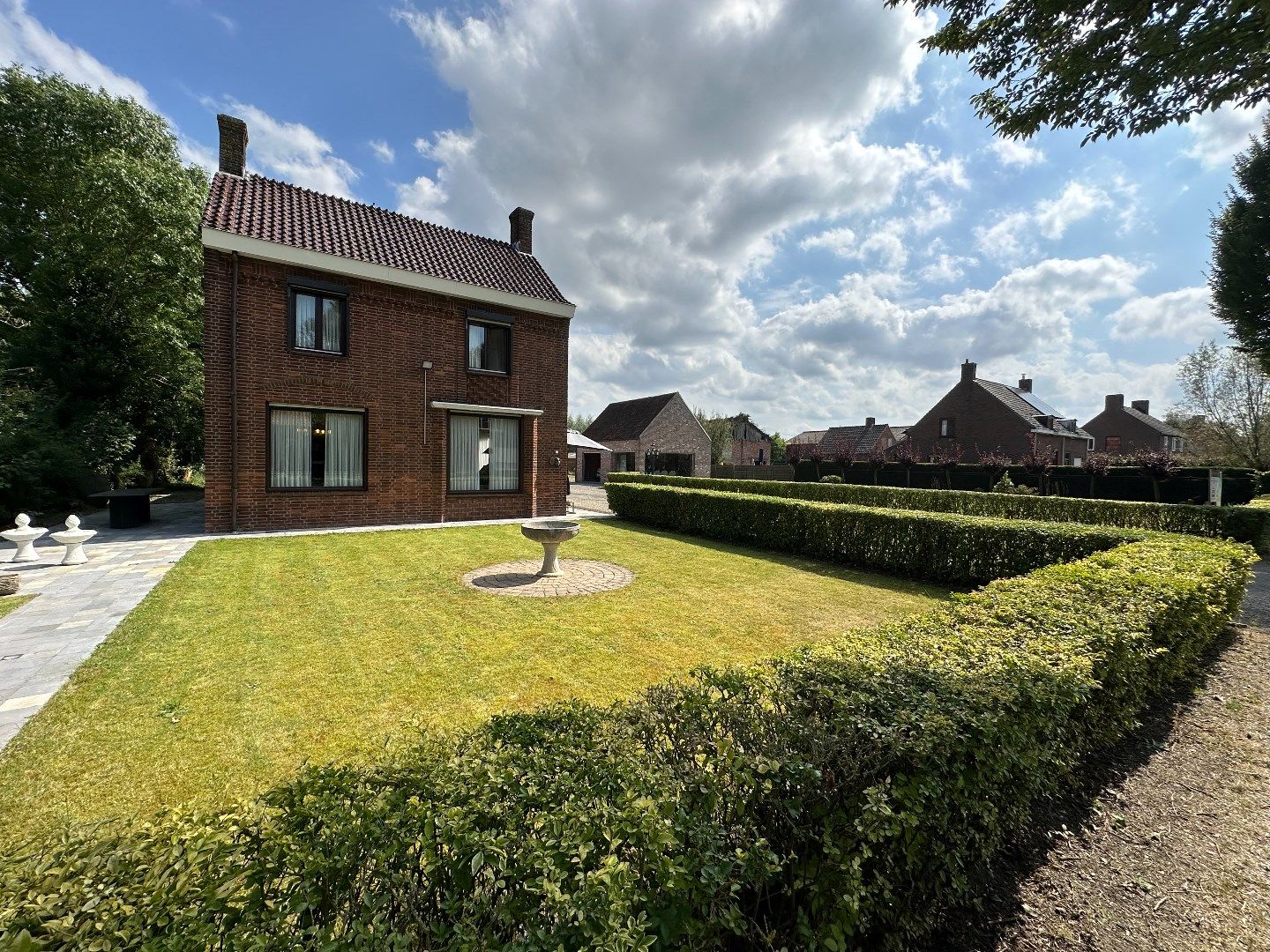 Vrijstaande woning op ruim perceel foto 1