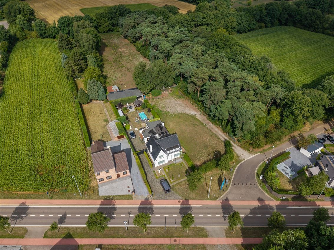 Vrijstaande woning met 3slk op 22a40ca op strategische ligging foto 33