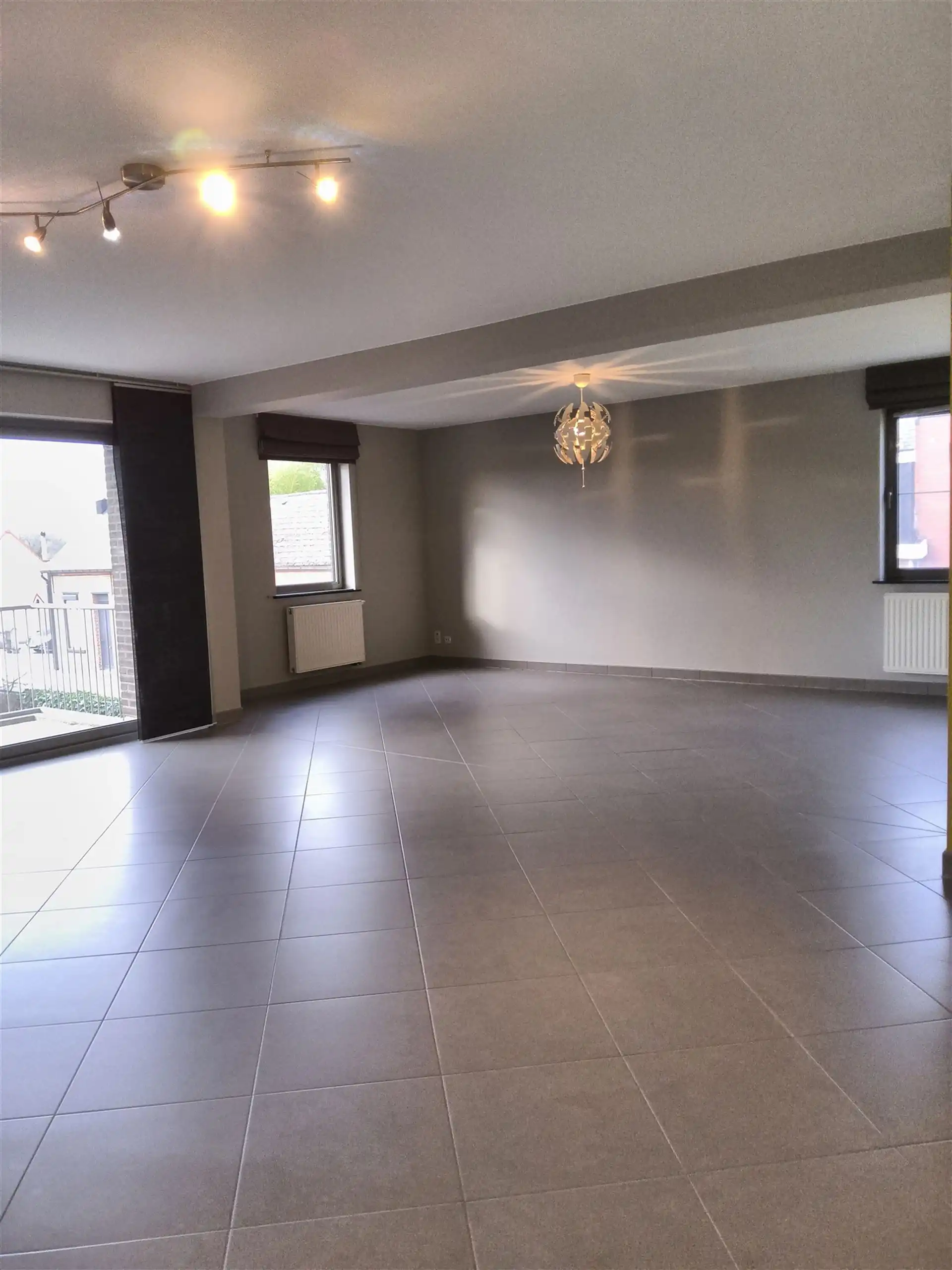 Ruim 2 slaapkamer-appartement met garage foto 3