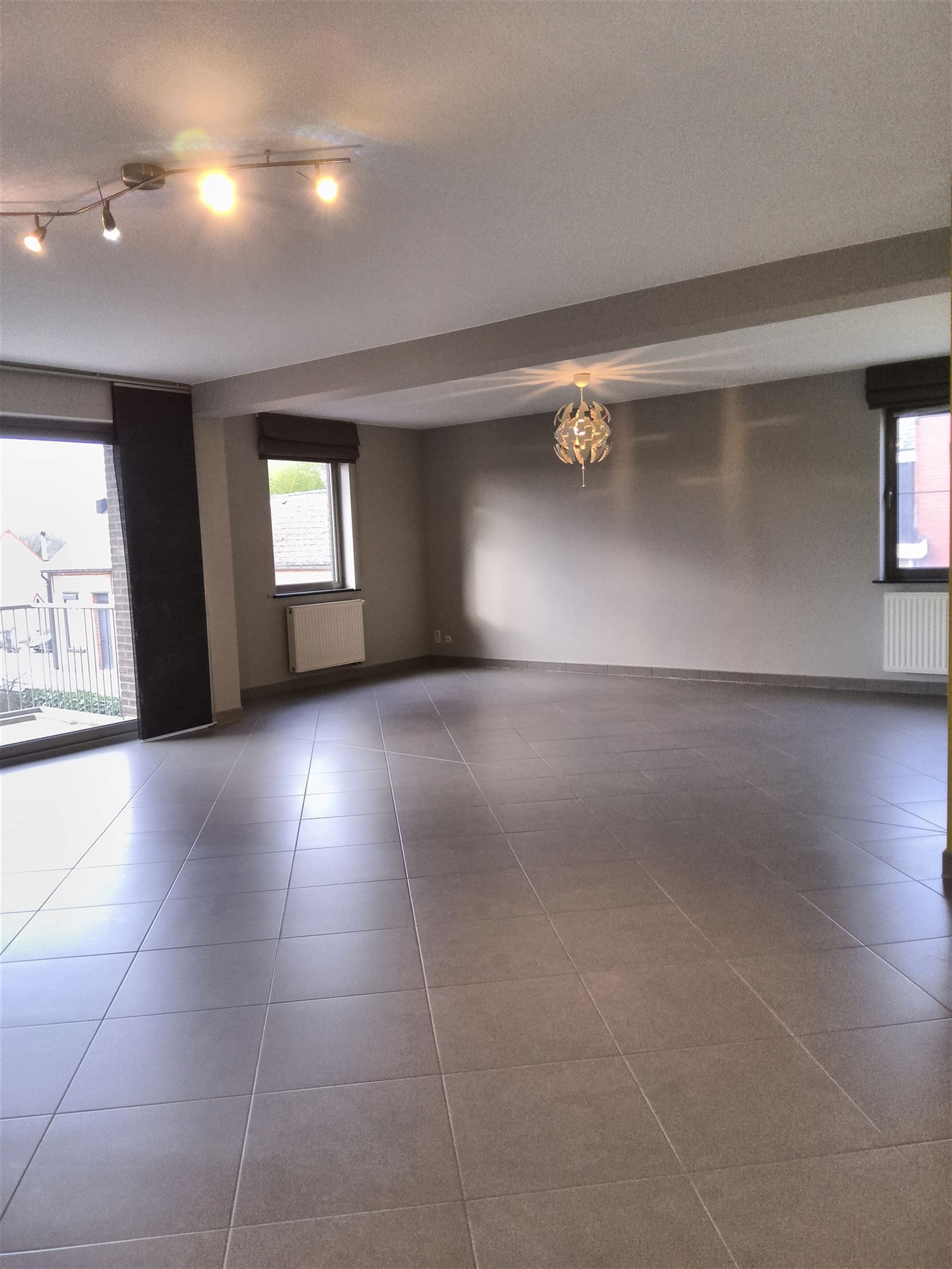 Ruim 2 slaapkamer-appartement met garage foto 3