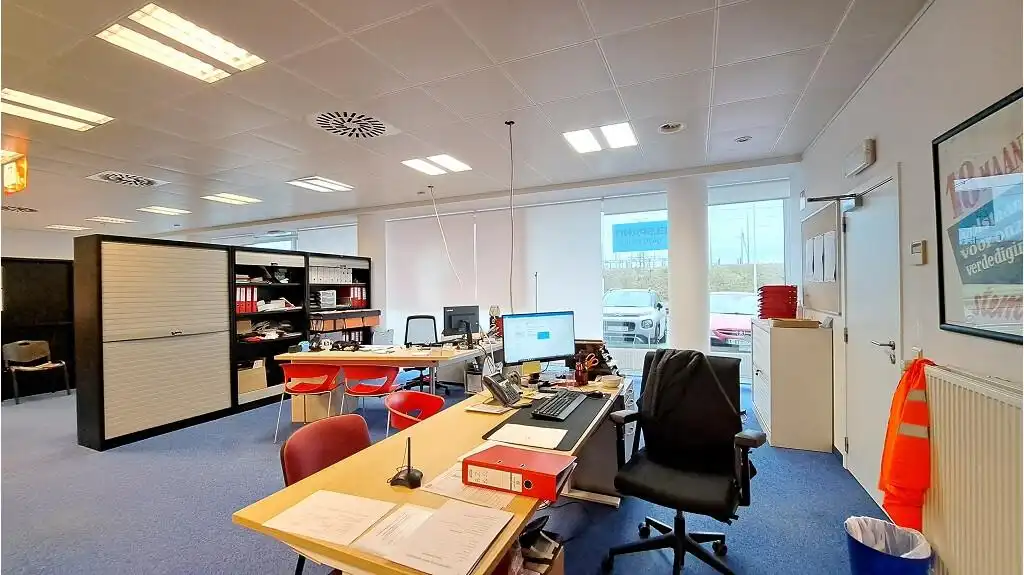 Ruime kantoor- of handelsruimte te huur in Zeebrugge foto 3