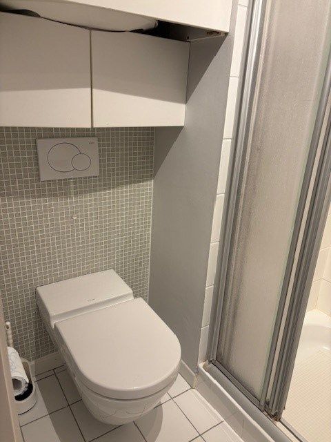 Gemeubelde studio met lateraal zee- en duinenzicht foto 11