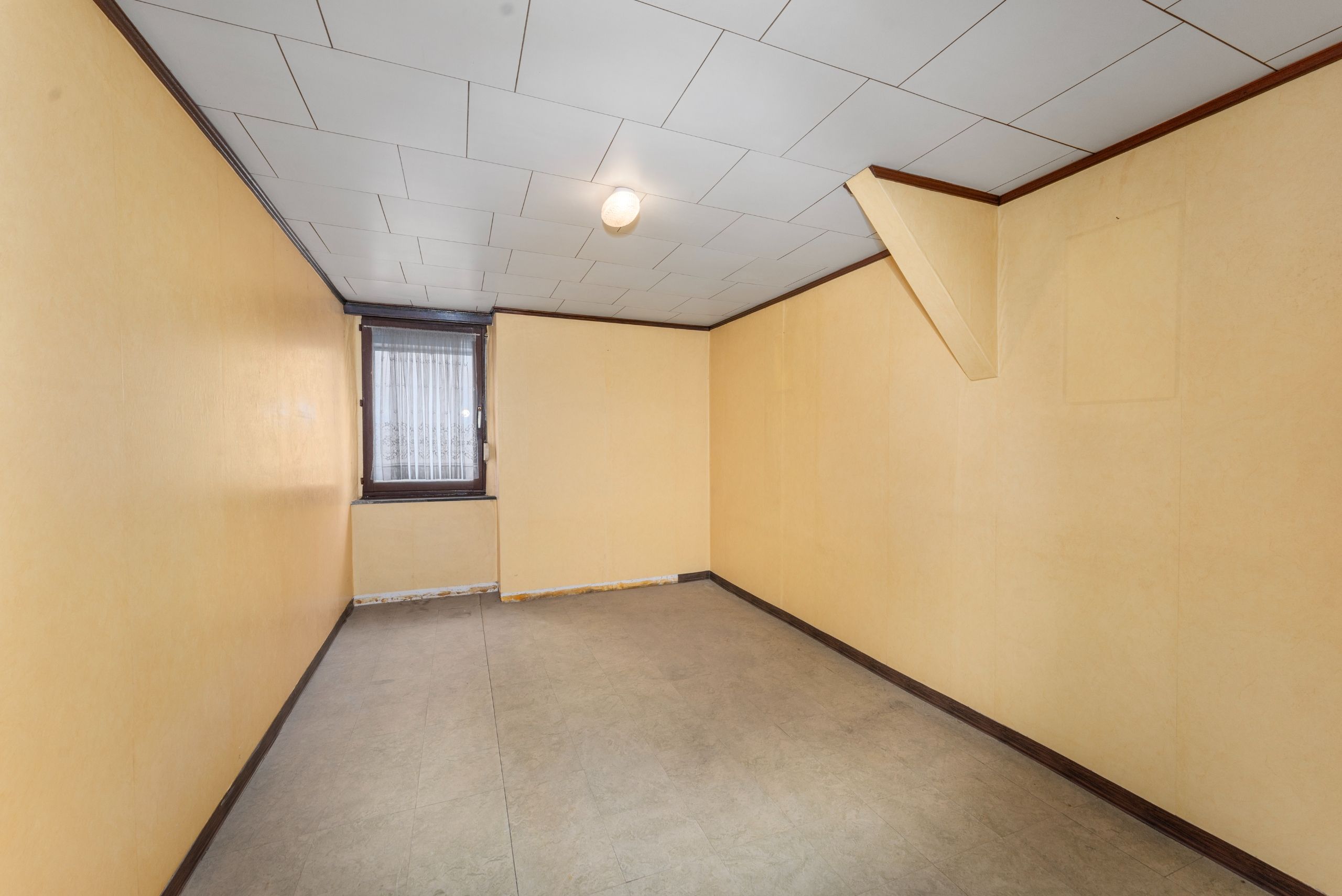 Te renoveren woning aan de rand van Deerlijk met zeer ruime garage op 262m2 foto 8