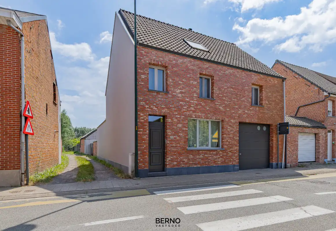 Instapklare gezinswoning op een perceel van 840 m² (weide van 1718m2) foto {{pictureIndex}}
