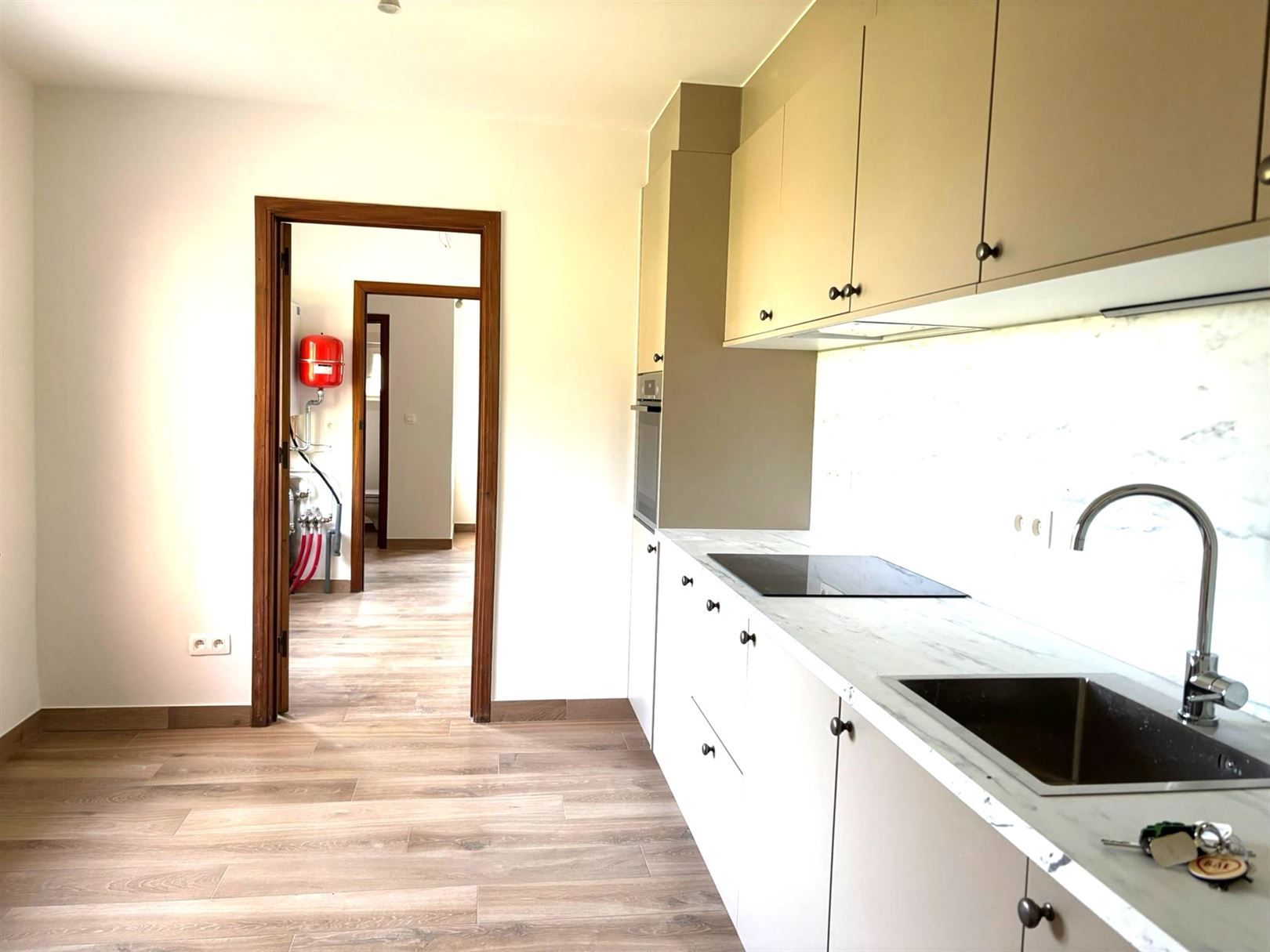 TE HUUR: gerenoveerde woning met 3 slaapkamers te Paal! foto 8