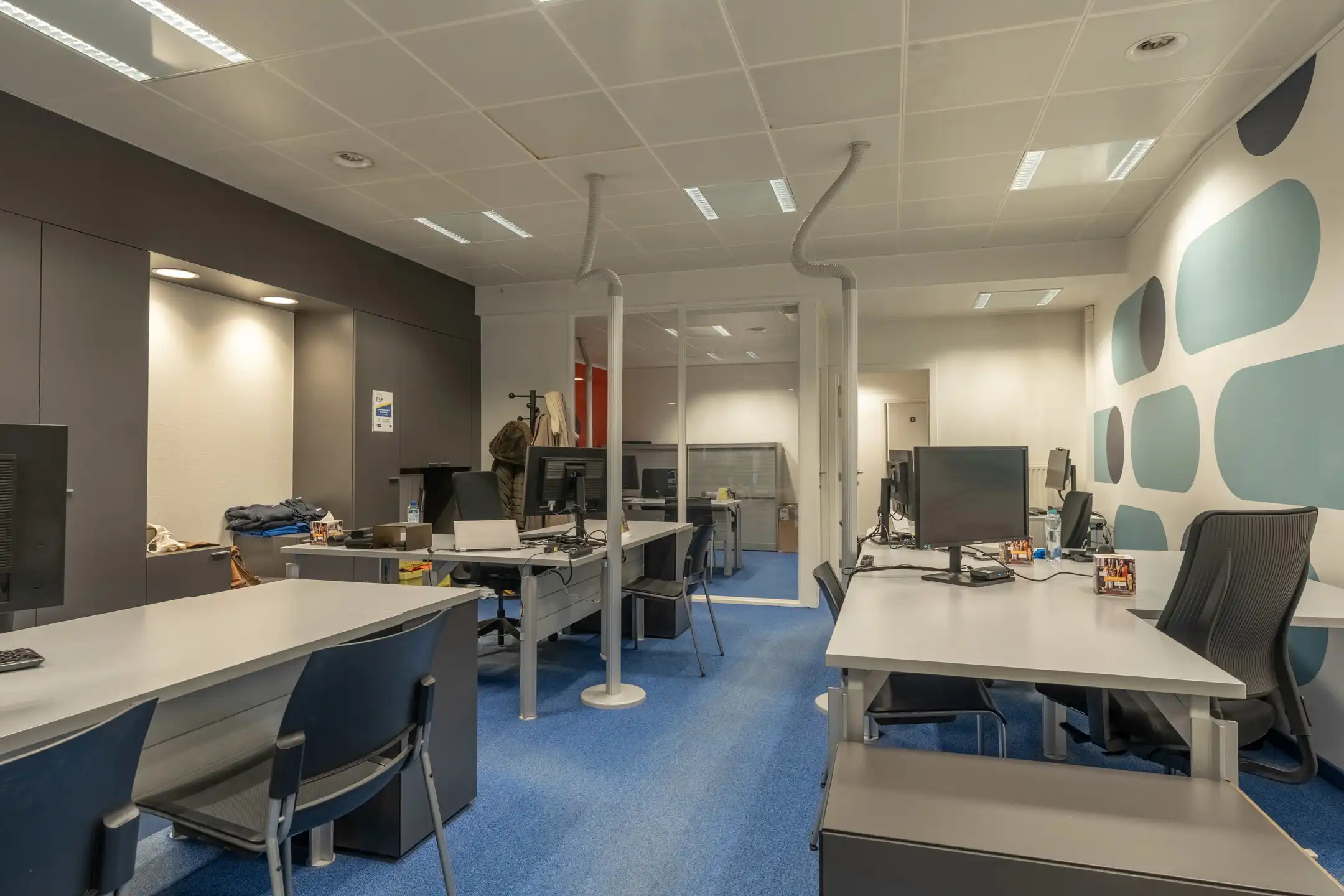 Centraal gelegen handelszaak op ideale locatie te Mol. foto 11