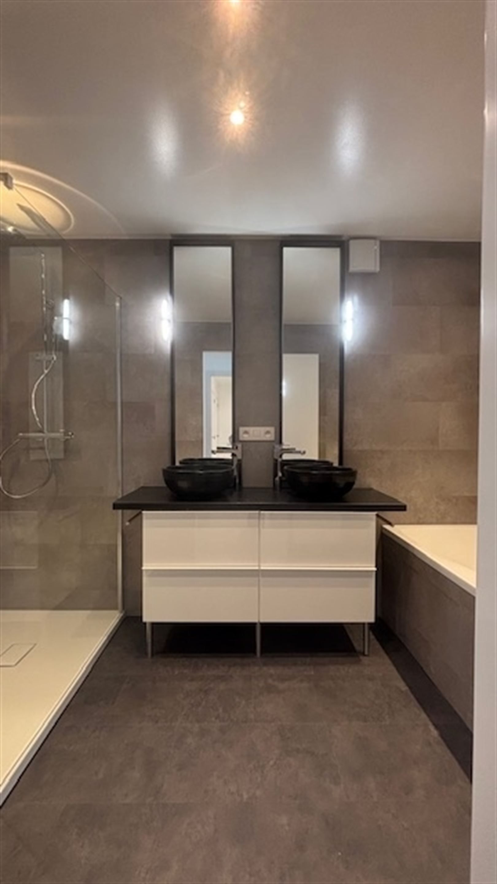 Gloednieuw gerenoveerd appartement in centrum Antwerpen foto 9